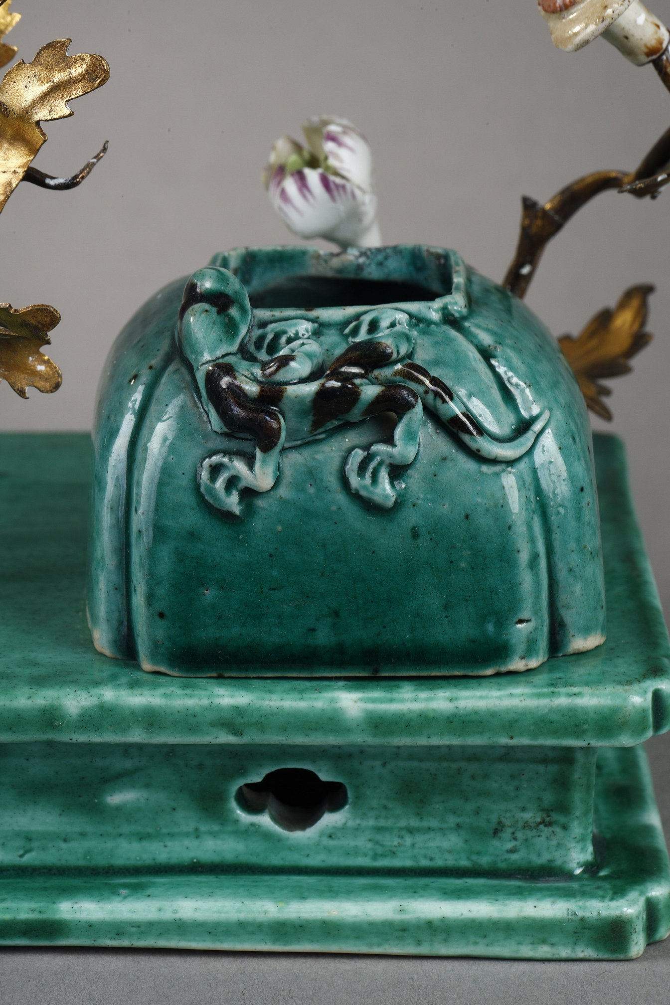 Works of Art : green enameled tray carrying two biscuits lettré objects in the shape of a frog and small jar with a dragon China period Kangxi 1662/1722
Mount made in Europe in golden metal and small flowers from the Meissen factory 