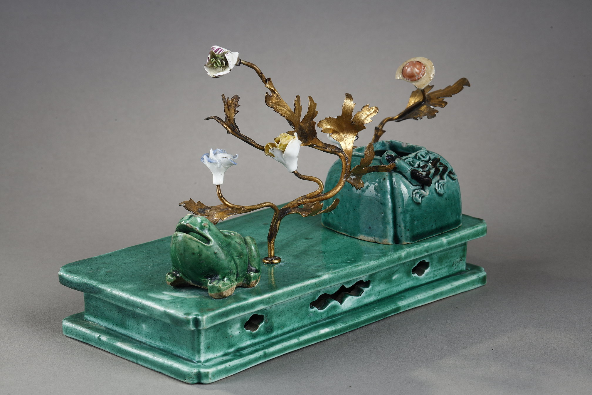 Works of Art : green enameled tray carrying two biscuits lettré objects in the shape of a frog and small jar with a dragon China period Kangxi 1662/1722
Mount made in Europe in golden metal and small flowers from the Meissen factory 