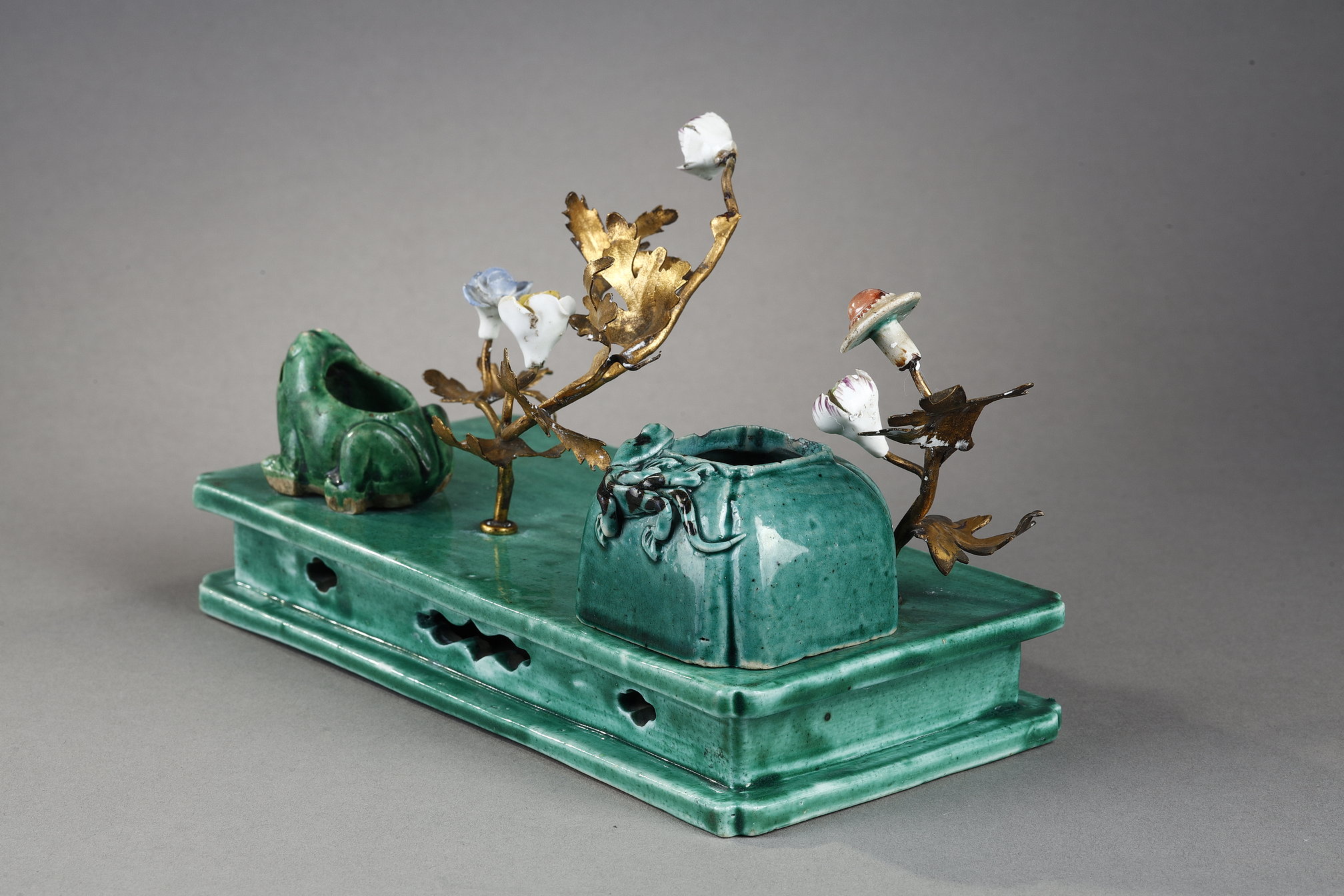 Works of Art : green enameled tray carrying two biscuits lettré objects in the shape of a frog and small jar with a dragon China period Kangxi 1662/1722
Mount made in Europe in golden metal and small flowers from the Meissen factory 