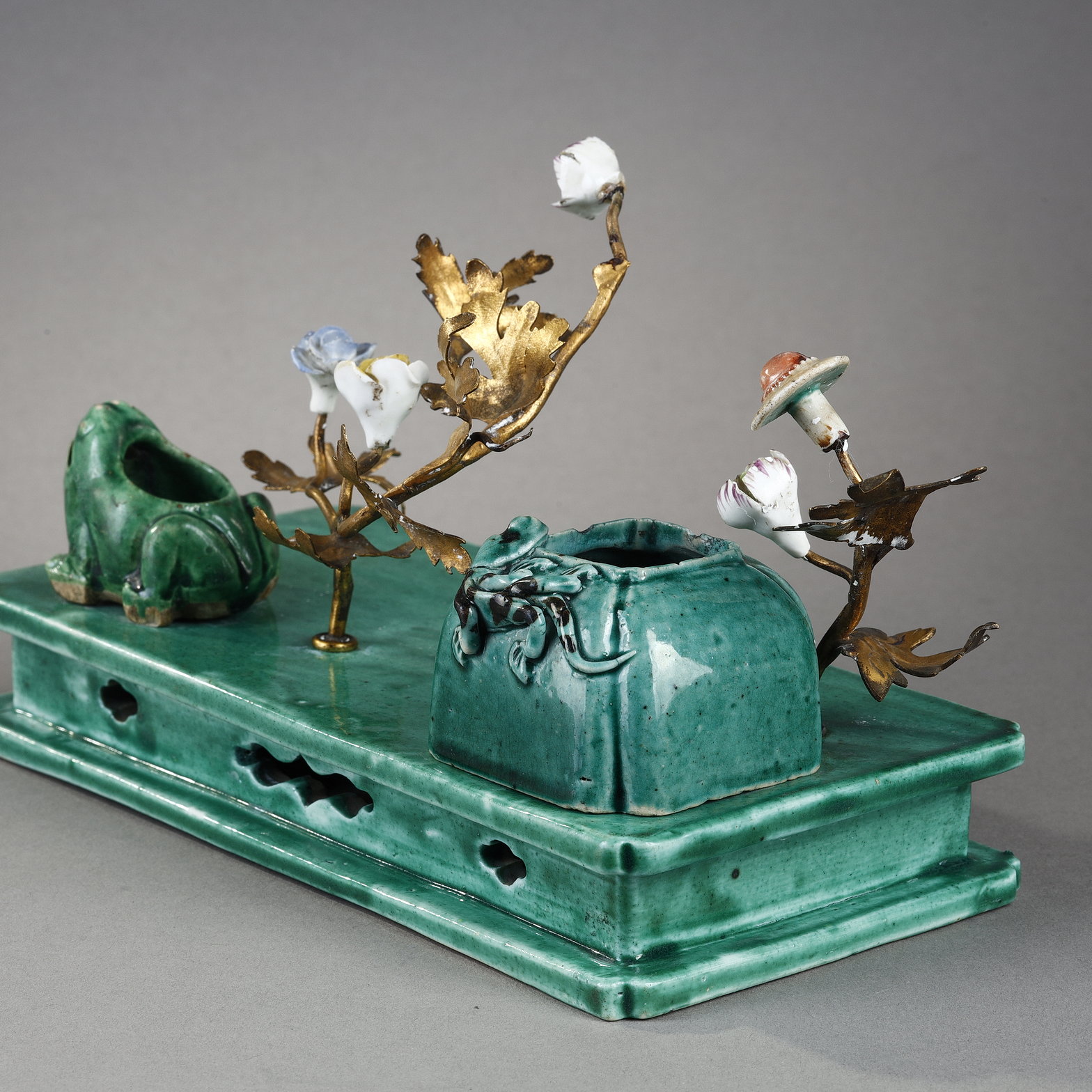 Works of Art : green enameled tray carrying two biscuits lettré objects in the shape of a frog and small jar with a dragon China period Kangxi 1662/1722
Mount made in Europe in golden metal and small flowers from the Meissen factory 