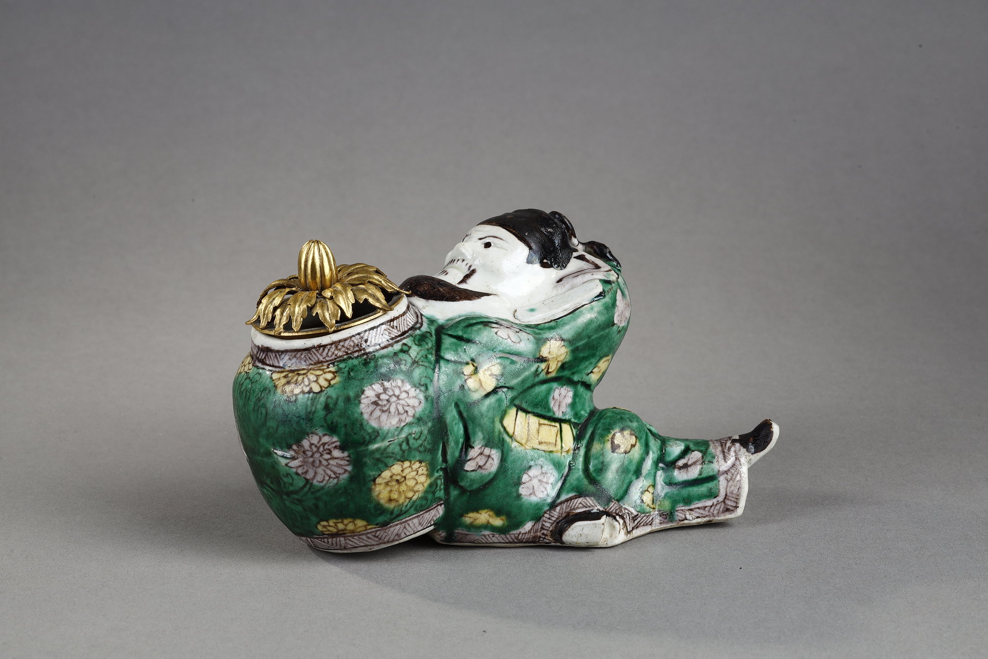 Polychrome : Porcelain Figure  representing Li Bai in enameled biscuit sancai. Celebrity poet falling asleep on his filled jar
d alcooll . Period Kangxi 1662/1722 
gilt bronze lid France 19th century