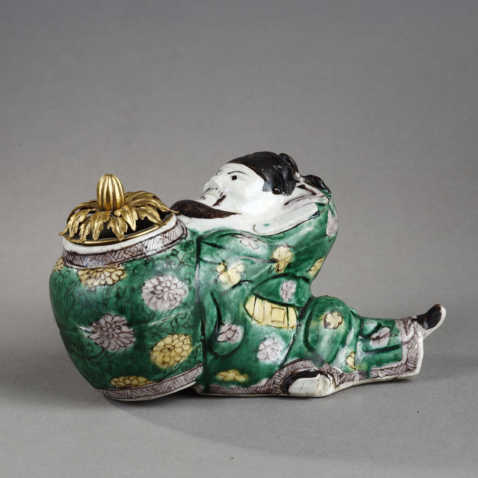 Polychrome : Porcelain Figure  representing Li Bai in enameled biscuit sancai. Celebrity poet falling asleep on his filled jar
d alcooll . Period Kangxi 1662/1722 
gilt bronze lid France 19th century