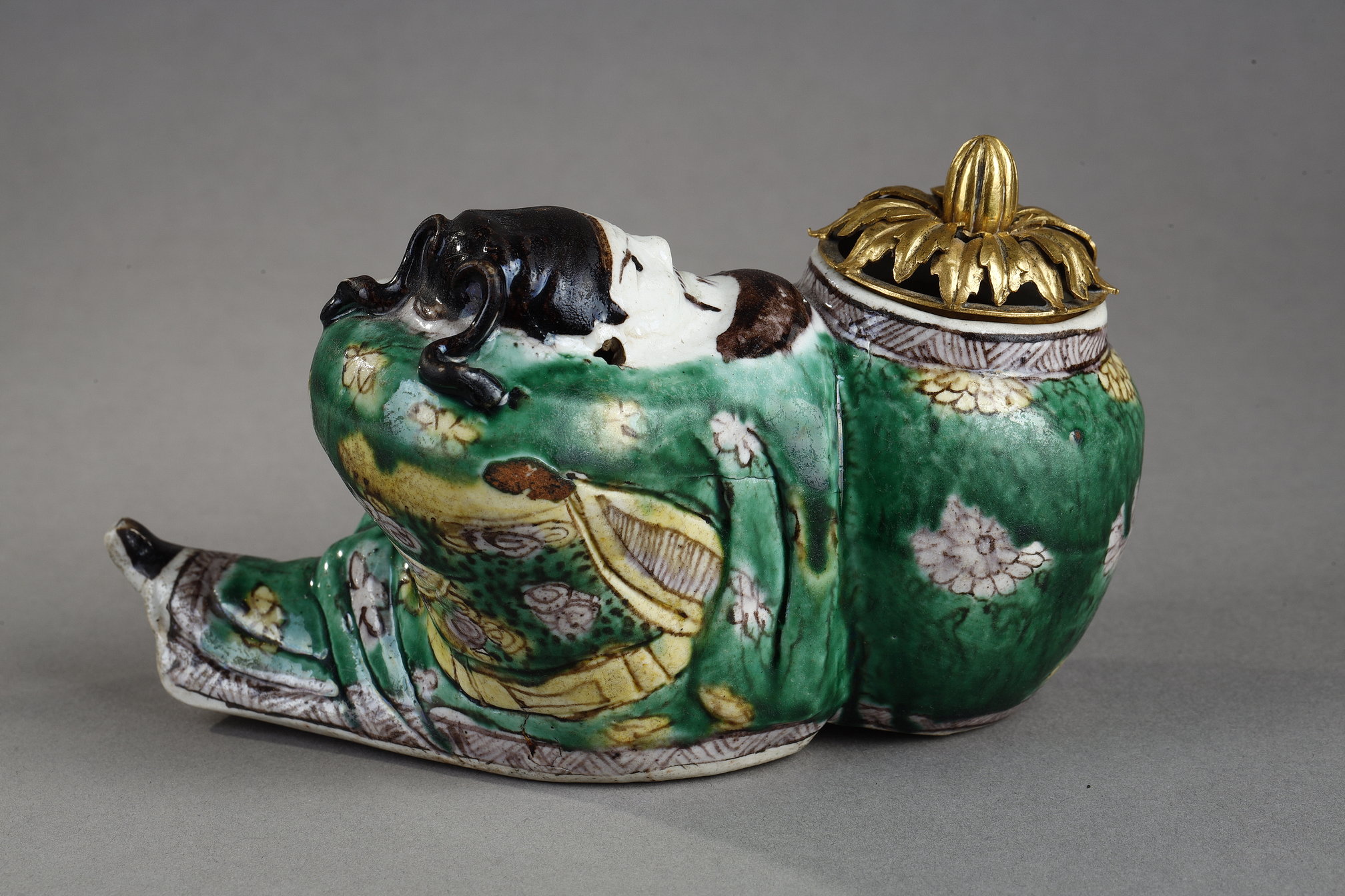 Polychrome : Porcelain Figure  representing Li Bai in enameled biscuit sancai. Celebrity poet falling asleep on his filled jar
d alcooll . Period Kangxi 1662/1722 
gilt bronze lid France 19th century
