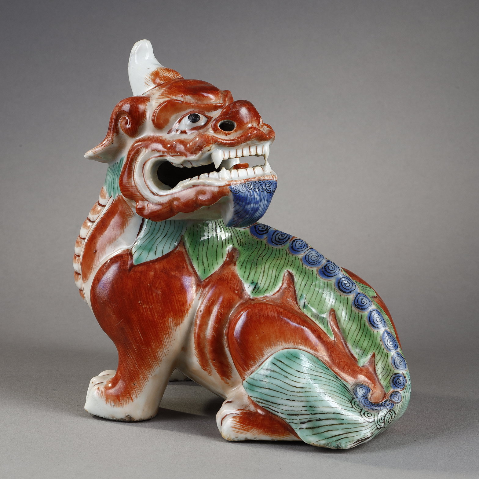 Polychrome : RESERVED Rare iron red statuette, green, blue of a Qilin sitting with his head turned on the side China period
Qianlong (1736/1795) H 19cm RESERVED