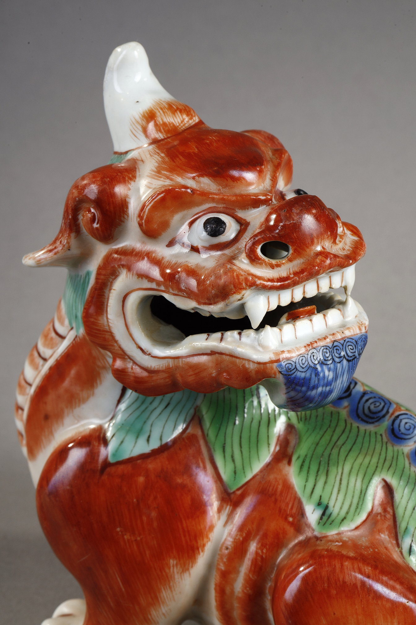 Polychrome : RESERVED Rare iron red statuette, green, blue of a Qilin sitting with his head turned on the side China period
Qianlong (1736/1795) H 19cm RESERVED