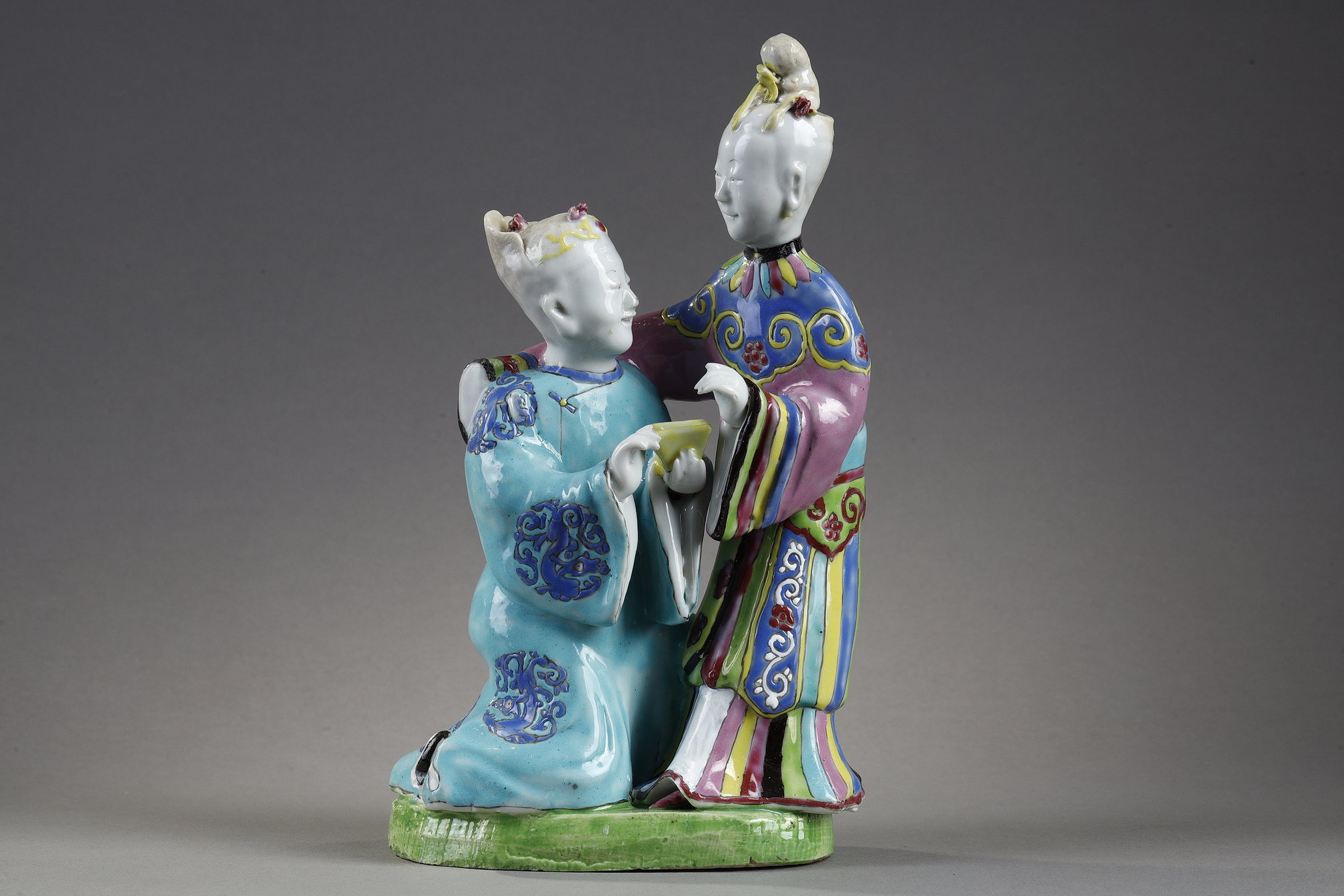 Polychrome : Group in Famille Rose porcelain representing a man offering a young woman a yellow enameled cup China period Qianlong 1736/1795