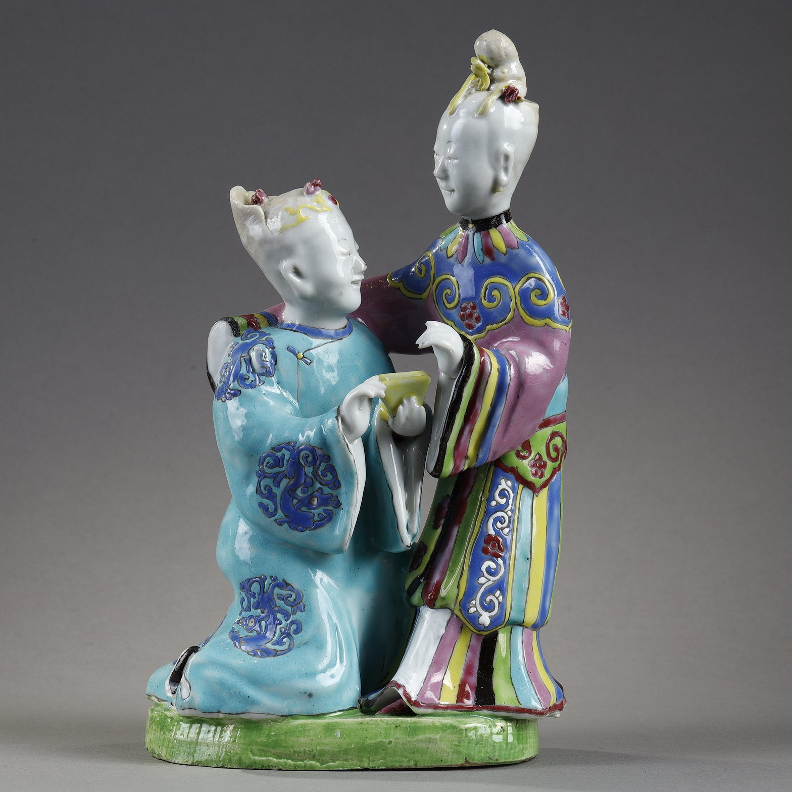 Polychrome : Group in Famille Rose porcelain representing a man offering a young woman a yellow enameled cup China period Qianlong 1736/1795