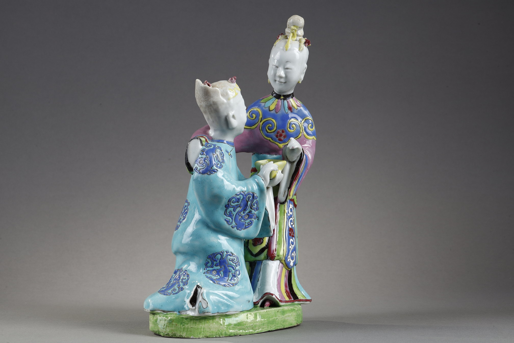 Polychrome : Group in Famille Rose porcelain representing a man offering a young woman a yellow enameled cup China period Qianlong 1736/1795