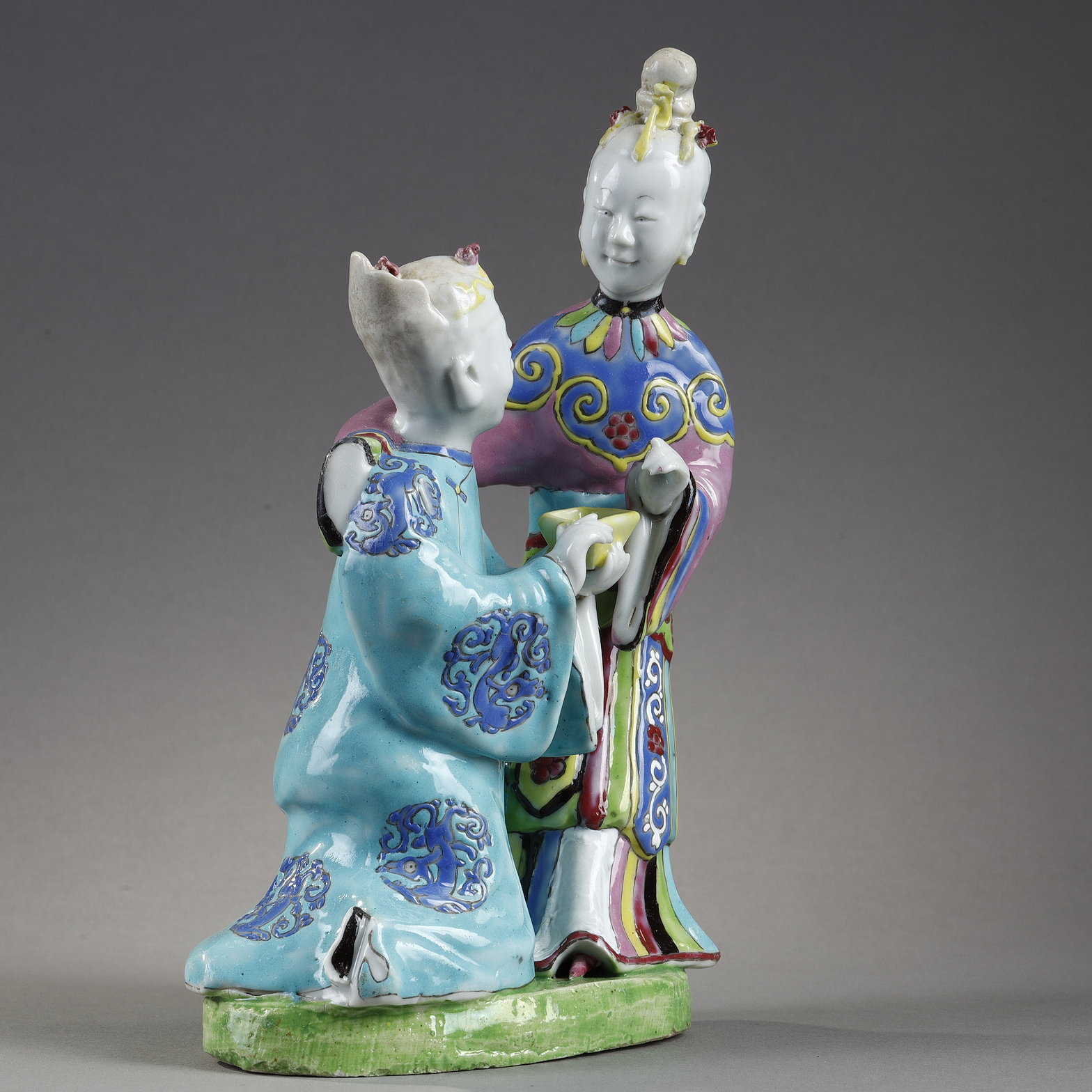 Polychrome : Group in Famille Rose porcelain representing a man offering a young woman a yellow enameled cup China period Qianlong 1736/1795