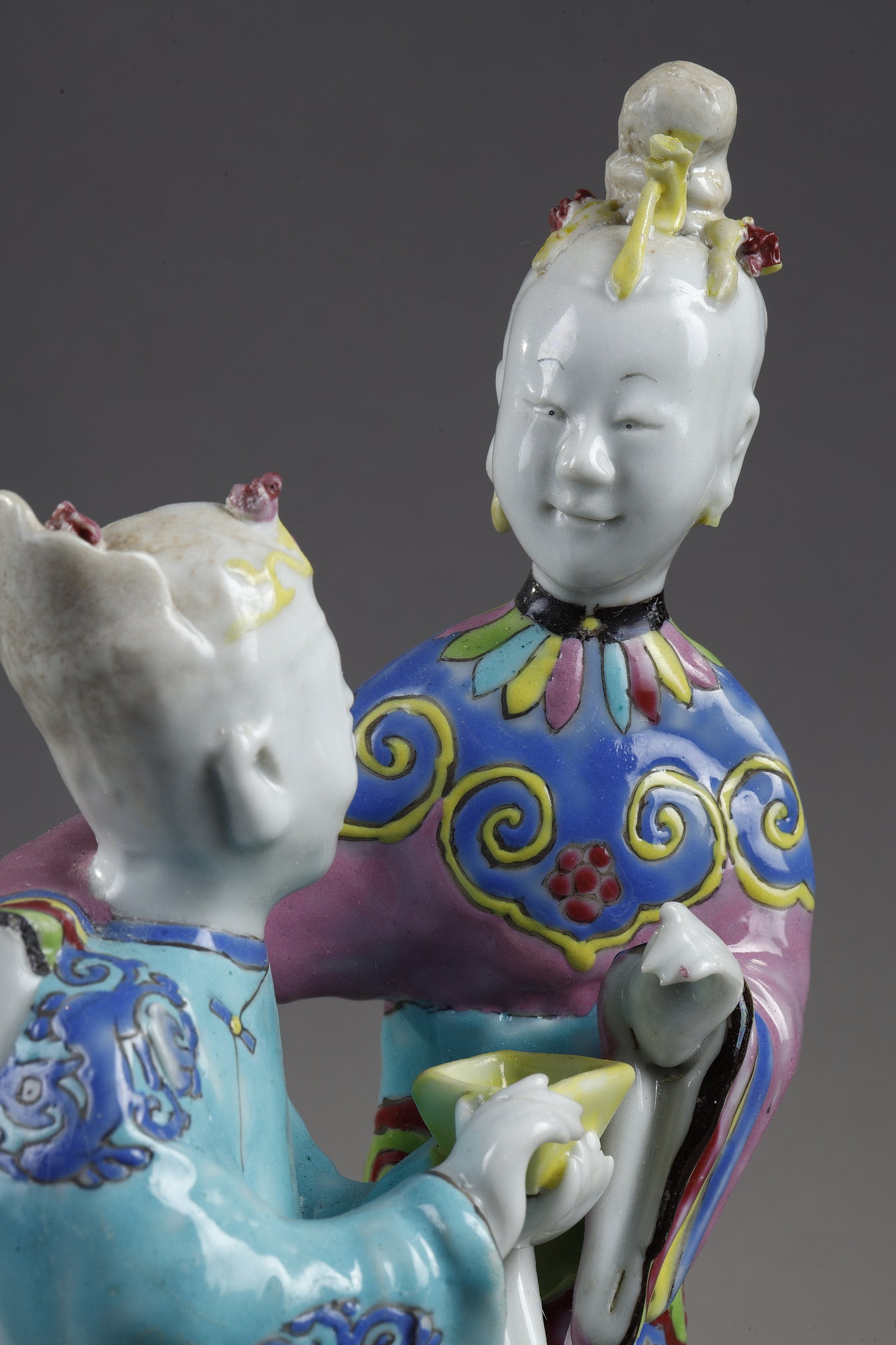 Polychrome : Group in Famille Rose porcelain representing a man offering a young woman a yellow enameled cup China period Qianlong 1736/1795