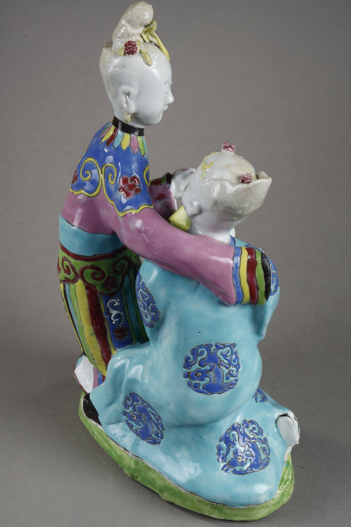 Polychrome : Group in Famille Rose porcelain representing a man offering a young woman a yellow enameled cup China period Qianlong 1736/1795
