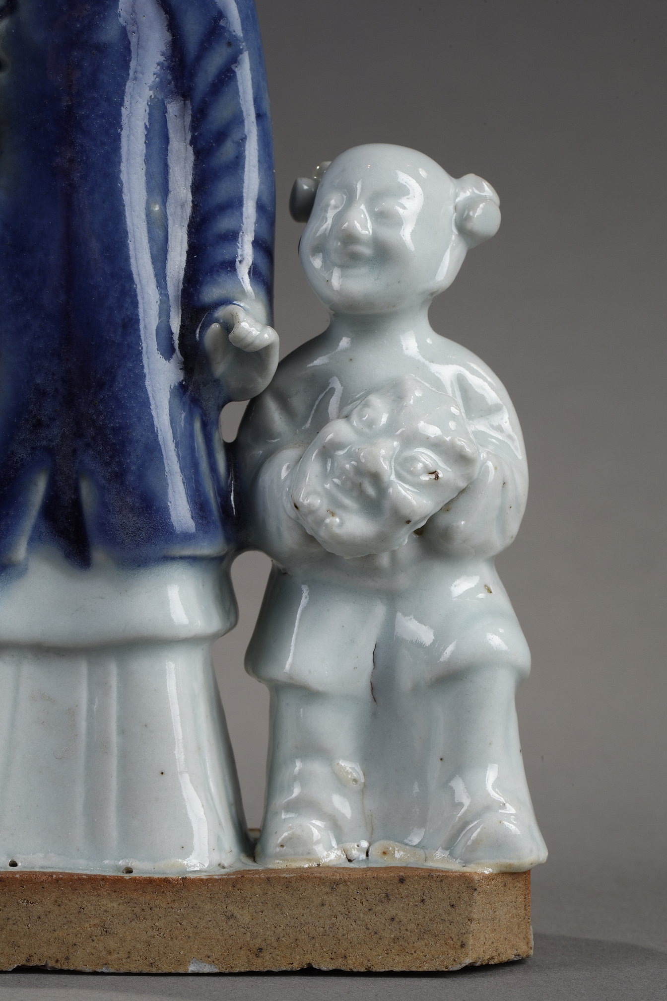 Blue White : charming blue white porcelain group of a young woman holding a baby and next to a child carrying in her arms a mask
China  Qianlong period  around 1750
