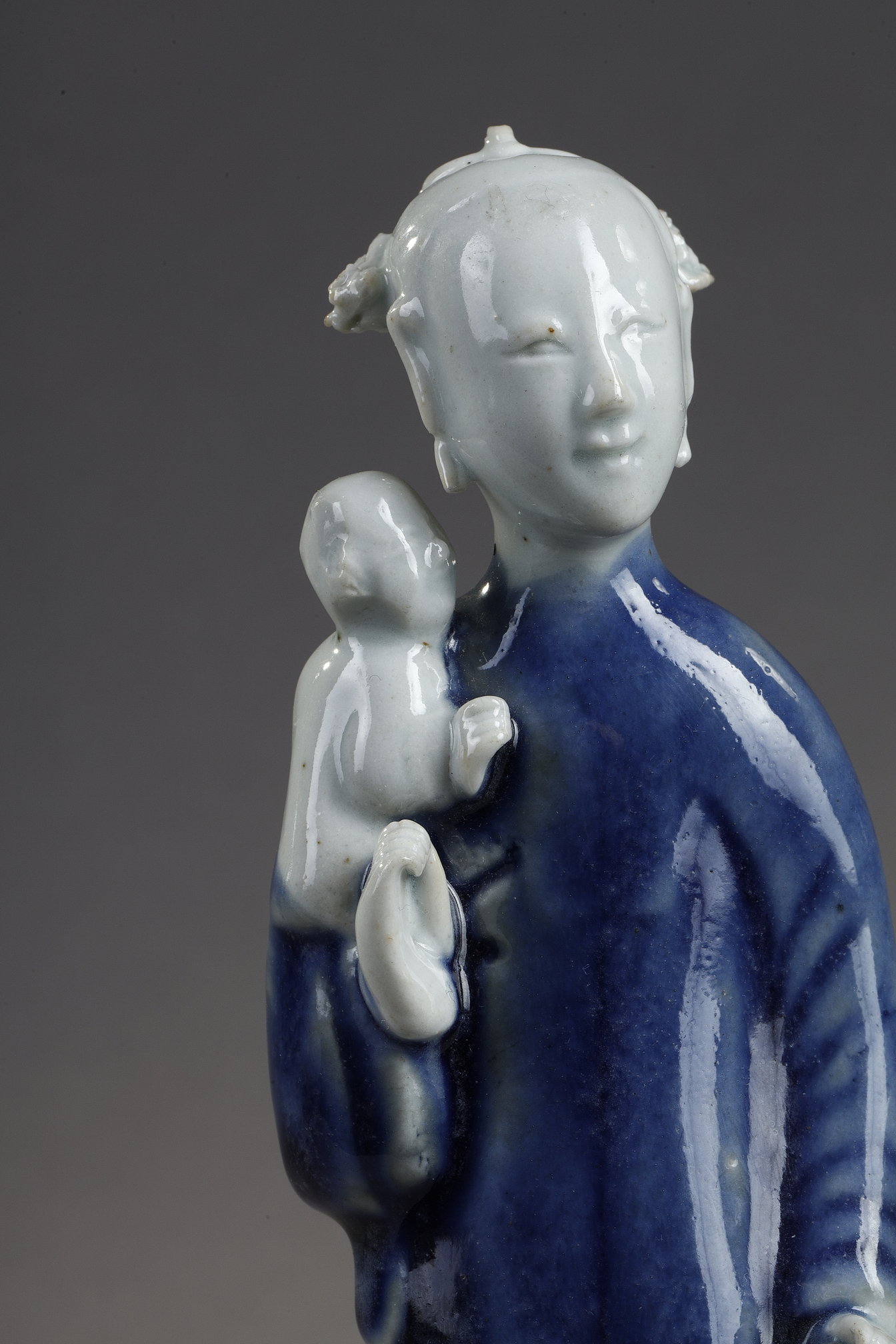 Blue White : charming blue white porcelain group of a young woman holding a baby and next to a child carrying in her arms a mask
China  Qianlong period  around 1750