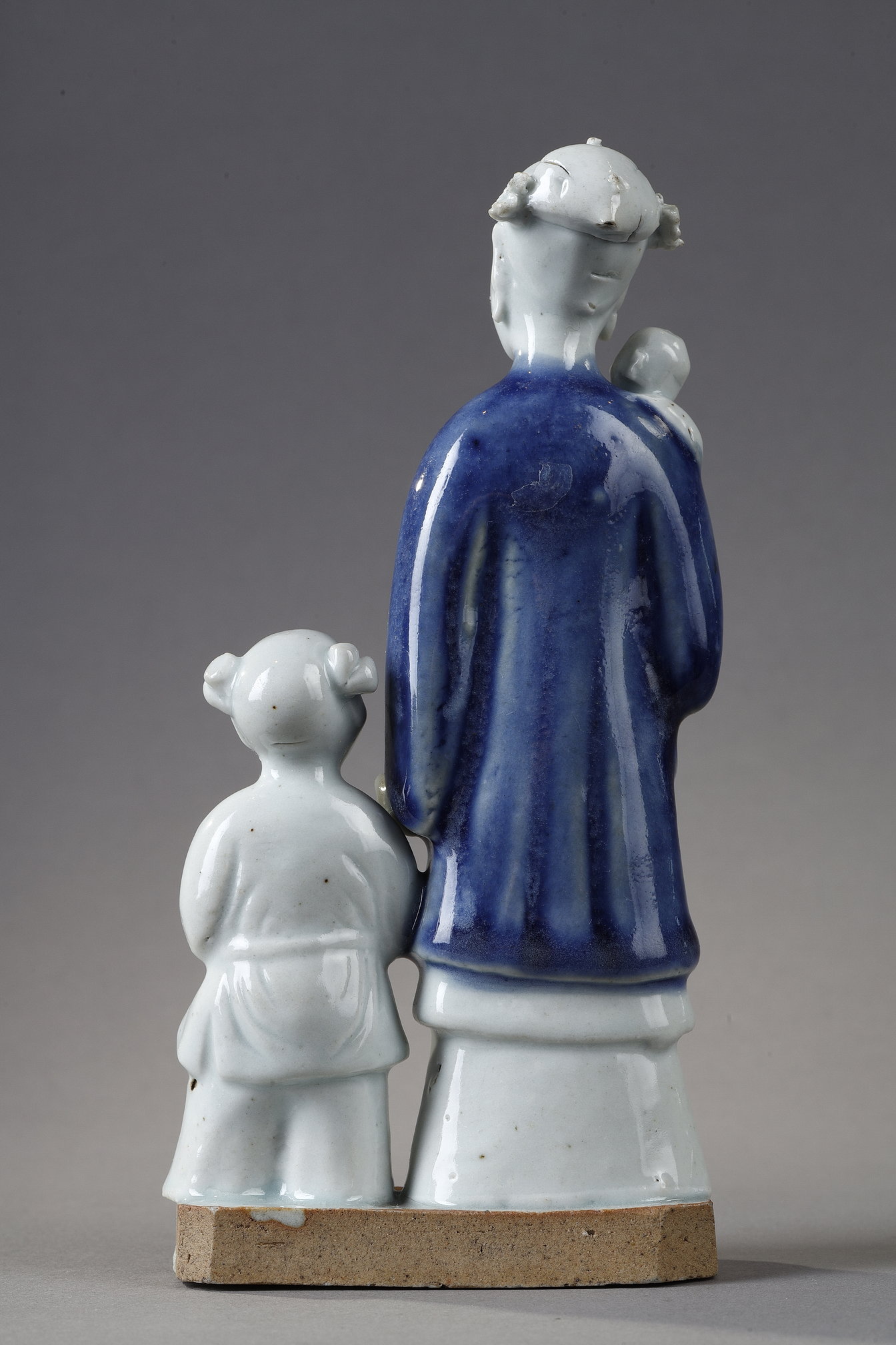 Blue White : charming blue white porcelain group of a young woman holding a baby and next to a child carrying in her arms a mask
China  Qianlong period  around 1750