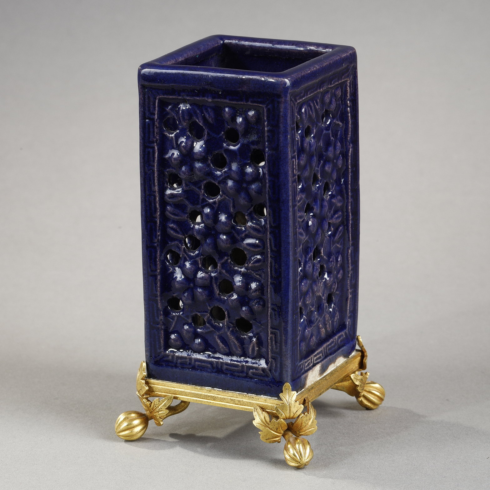 Blue White : brushpot for the scholar in reticulated aubergine porcelain - Kangxi 1662/1722
Bronze mount 19th century French ware
