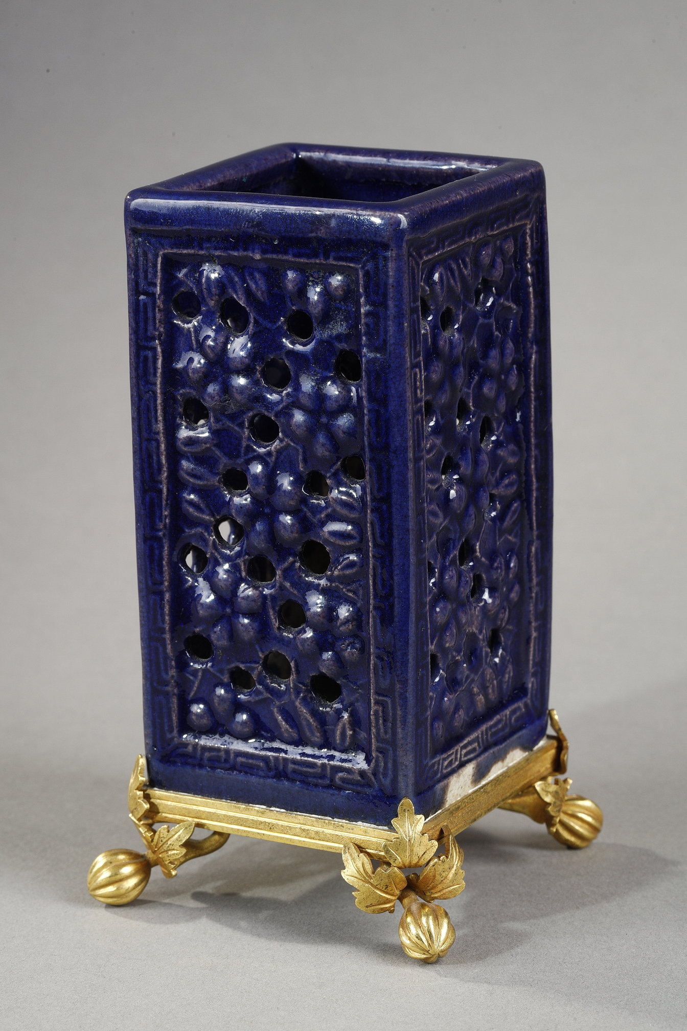 Blue White : brushpot for the scholar in reticulated aubergine porcelain - Kangxi 1662/1722
Bronze mount 19th century French ware
