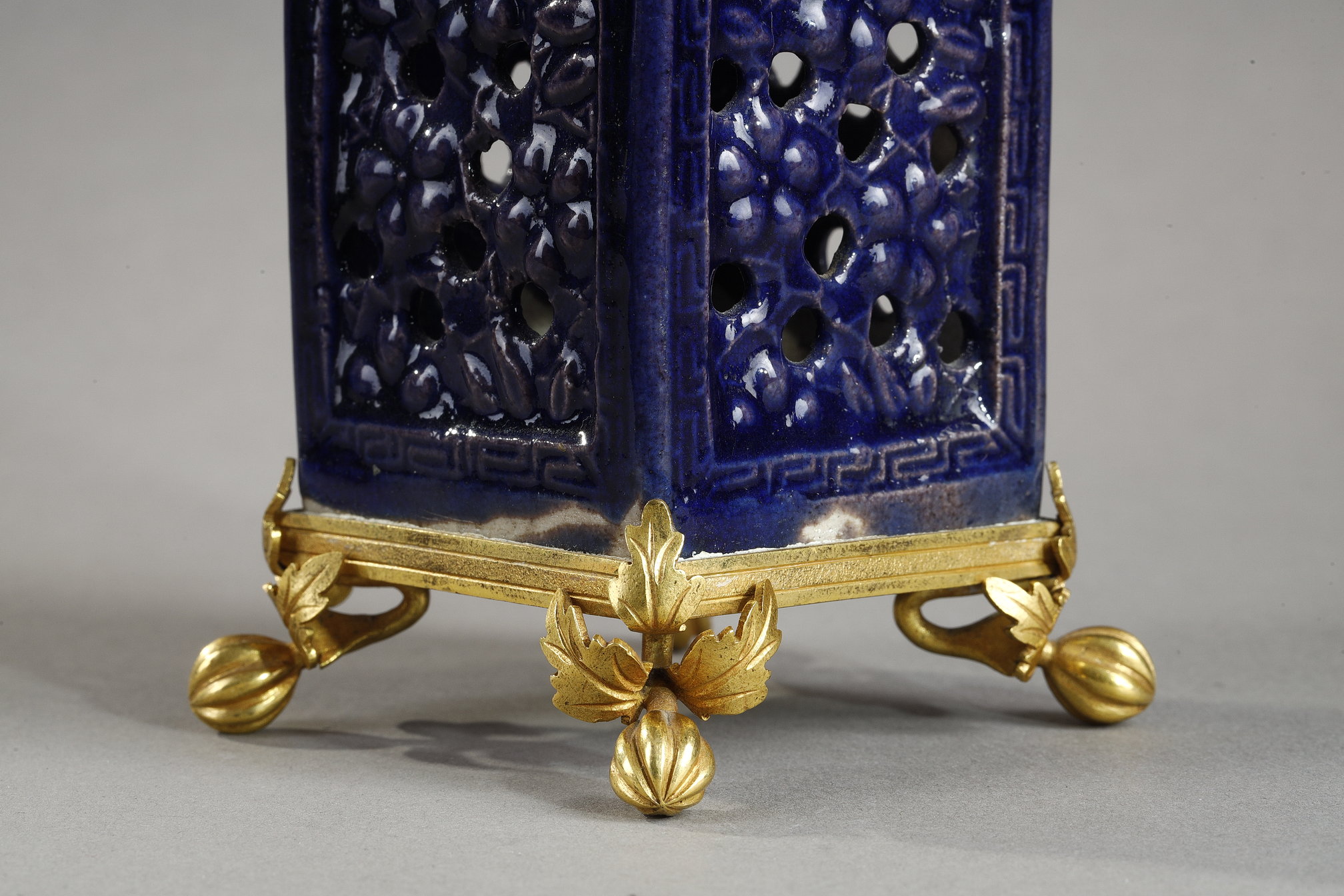 Blue White : brushpot for the scholar in reticulated aubergine porcelain - Kangxi 1662/1722
Bronze mount 19th century French ware
