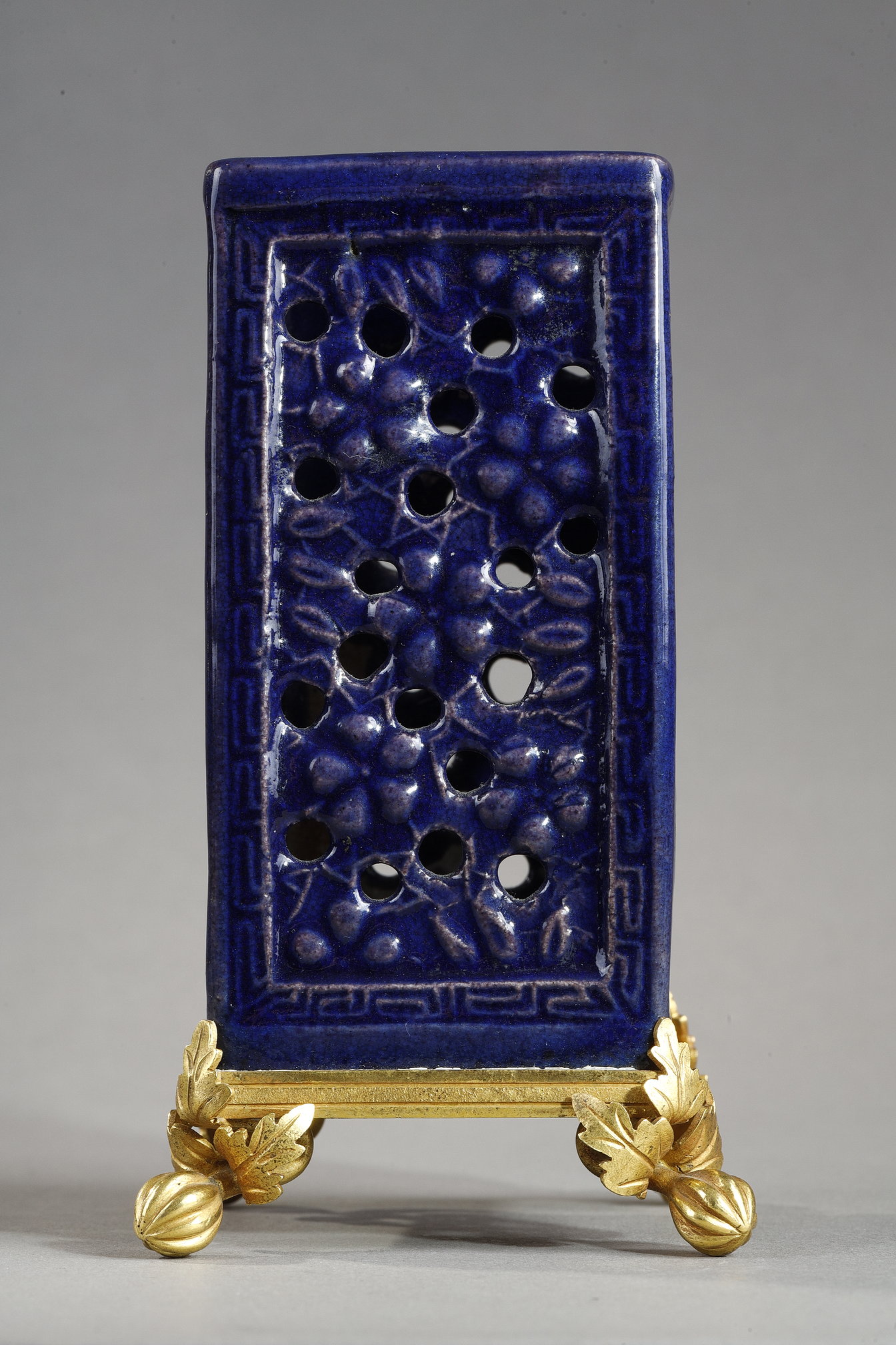 Blue White : brushpot for the scholar in reticulated aubergine porcelain - Kangxi 1662/1722
Bronze mount 19th century French ware
