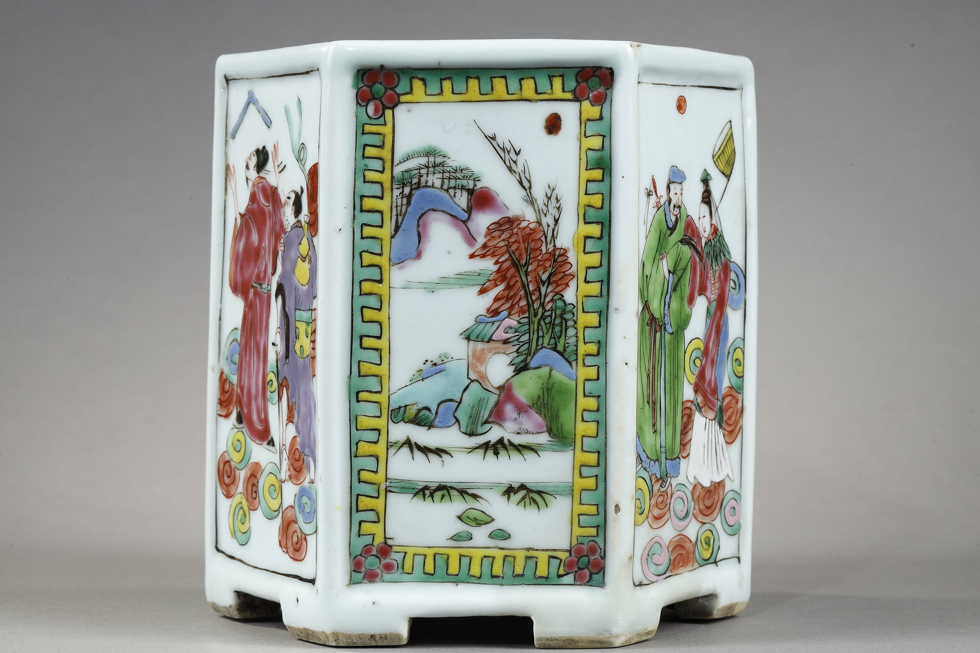 Polychrome : LE PRINTEMPS ASIATIQUE A PARIS du 3 au 12 Juin 2026
Hexagonal Brushpot "Famille Rose"porcelain for the schoolars - Yongzheng period  1723/1735
