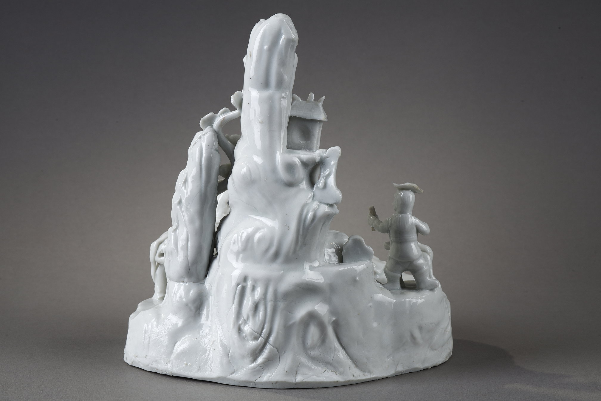 Bleu-Blanc : Groupe en porcelaine Blanc de Chine sculpté d un berger et animaux marchant dans la montagne , un chasseur occidental accompagné de son chien et en premier plan un cheval - Chine fours de Dehua province du Fujian 
Chine epoque Kangxi 1662/1722