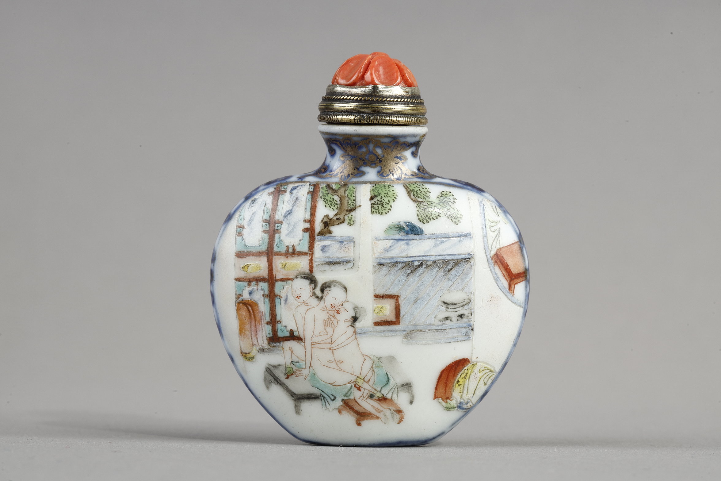 Tabatières : Flacon tabatiere de forme ecusson en porcelaine emaillée en polychromie  et bleu sous couverte  de personnages dans un jardin sur une face et d une scene erotique sur l autre face - Chine marque et epoque Qianlong 1736/1795