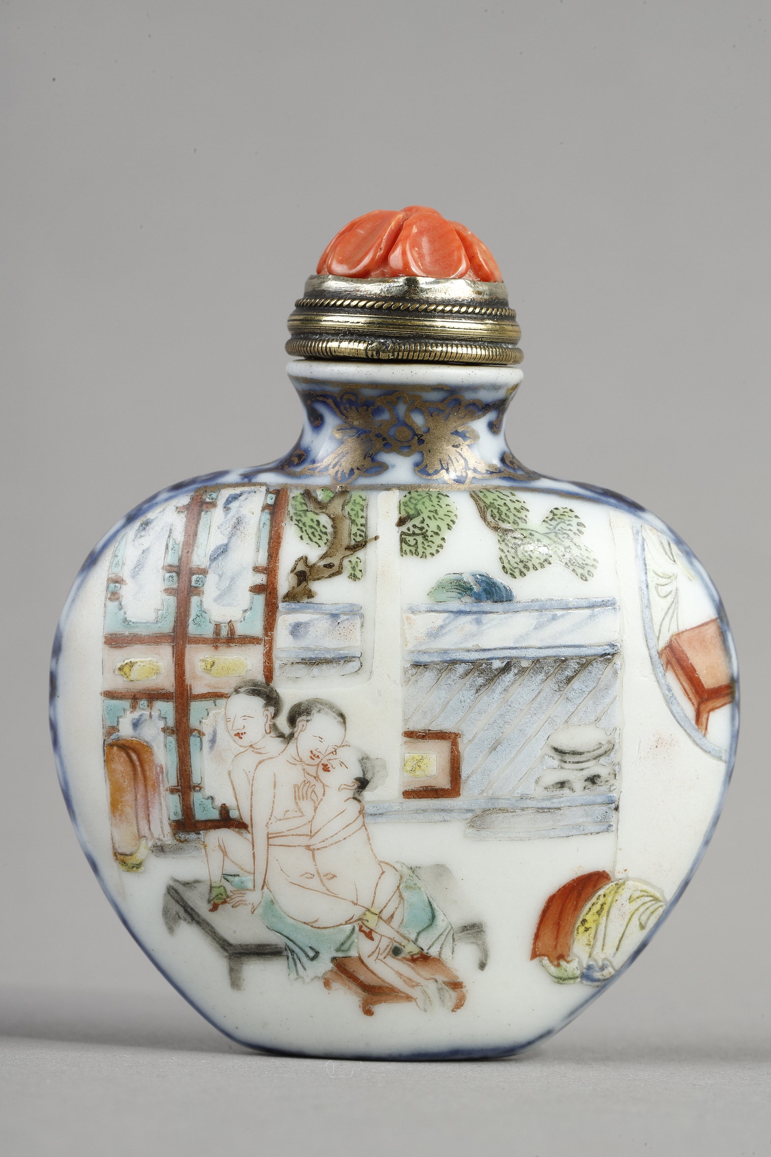 Tabatières : Flacon tabatiere de forme ecusson en porcelaine emaillée en polychromie  et bleu sous couverte  de personnages dans un jardin sur une face et d une scene erotique sur l autre face - Chine marque et epoque Qianlong 1736/1795