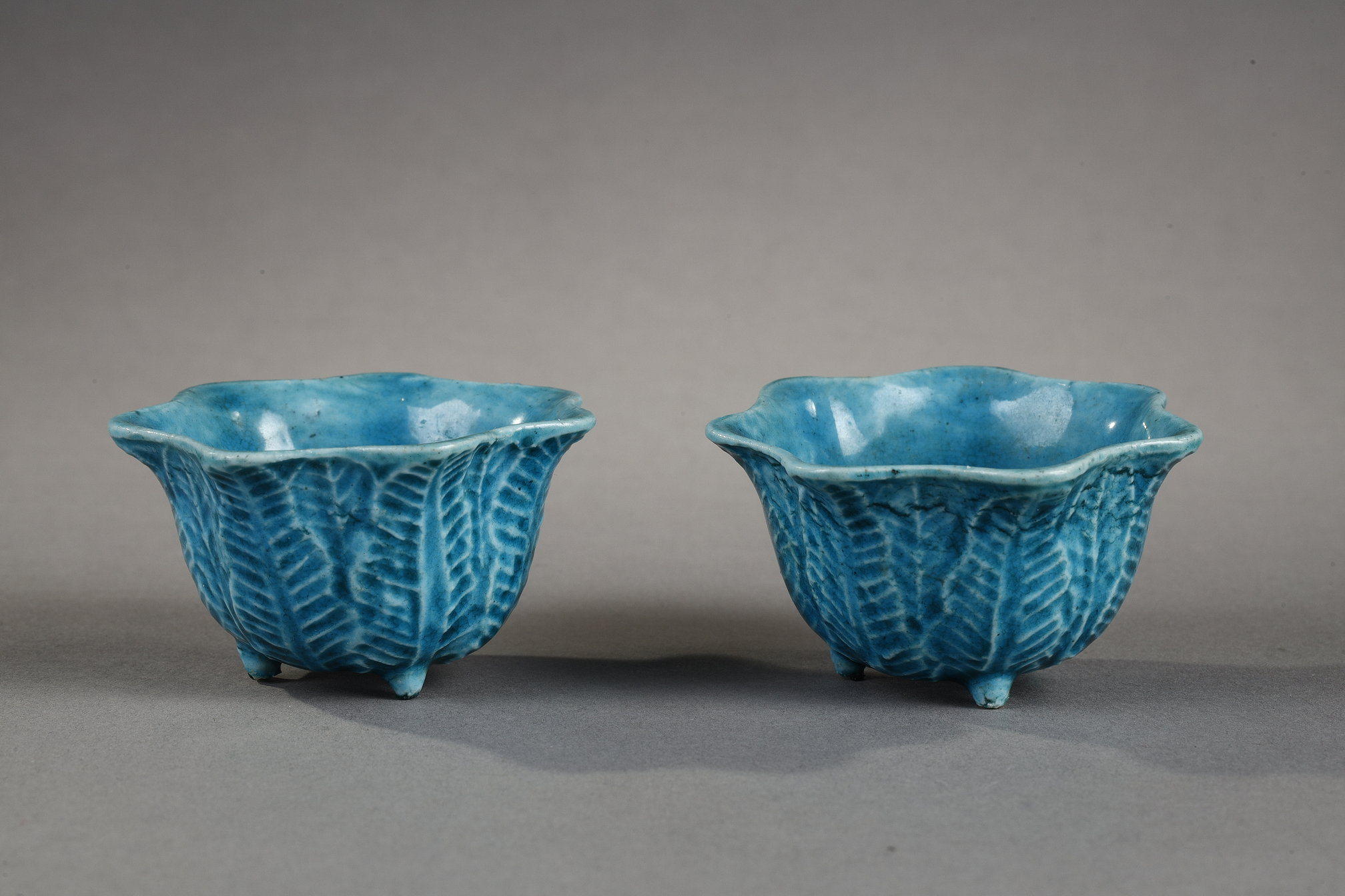 Blue White : Pair of small cups (for scholar) in turquoise blue enameled biscuit in the shape of a cabbage 
Kangxi Period 1662/1722
H3,5cm