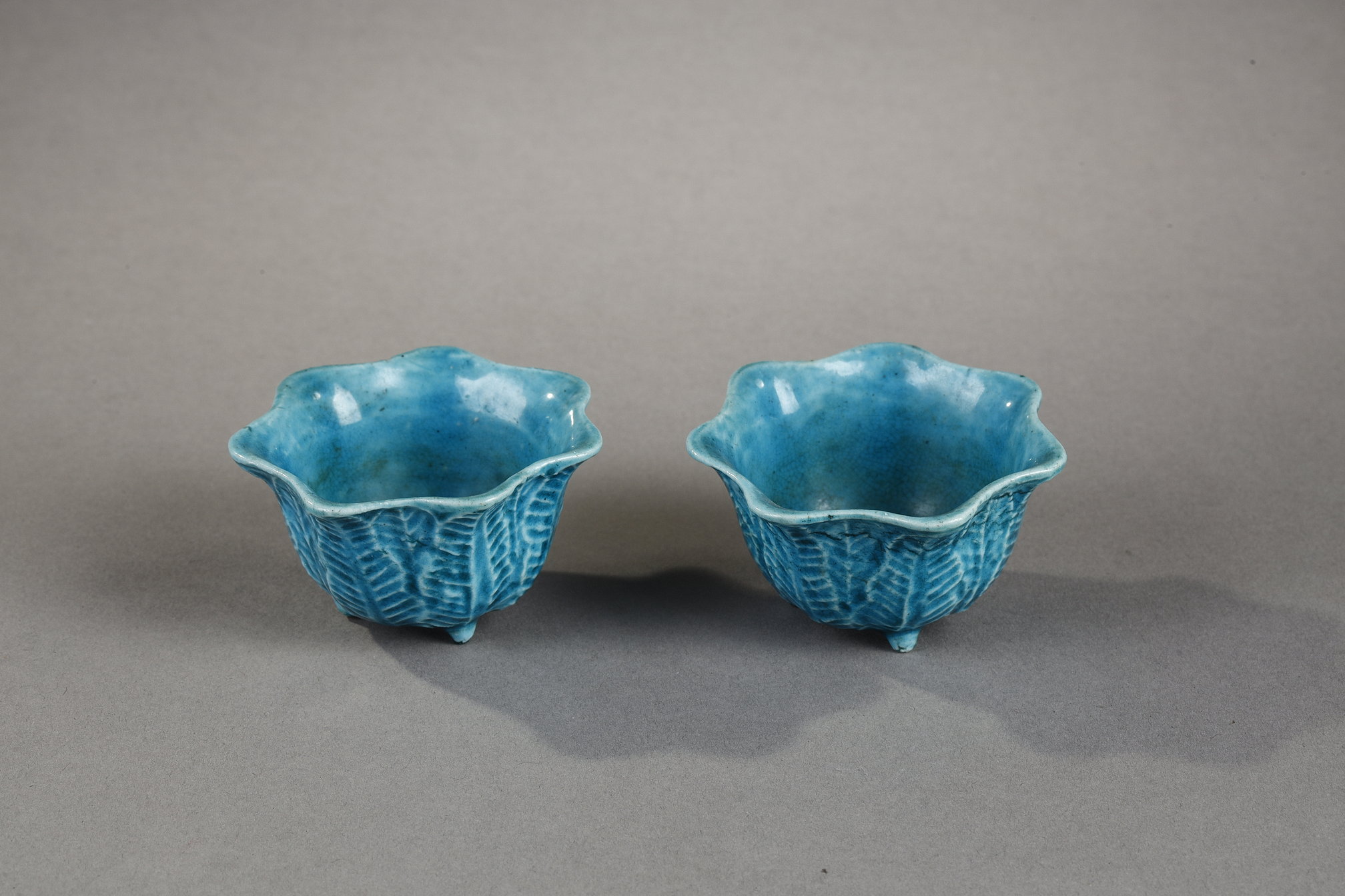 Blue White : Pair of small cups (for scholar) in turquoise blue enameled biscuit in the shape of a cabbage 
Kangxi Period 1662/1722
H3,5cm