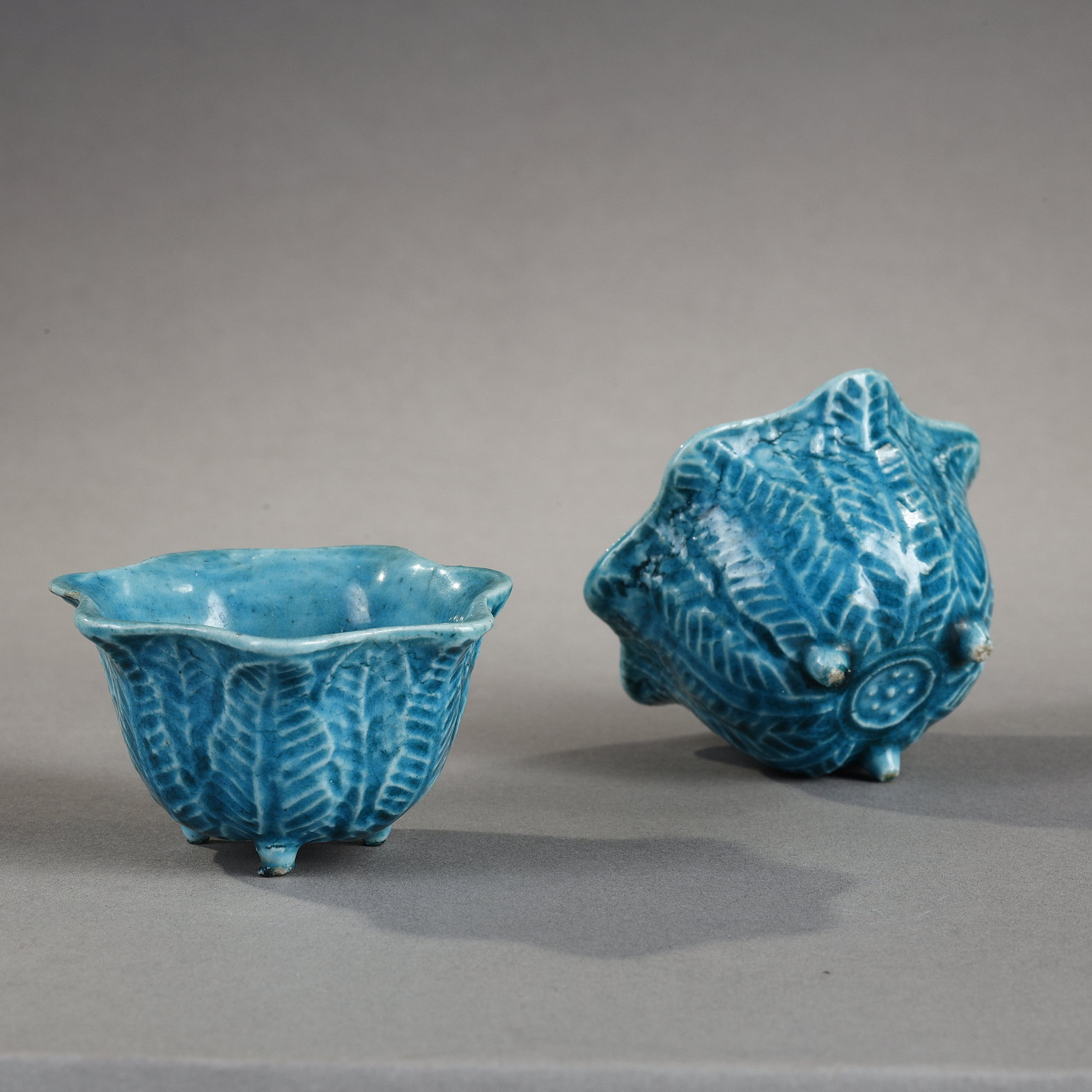 Blue White : Pair of small cups (for scholar) in turquoise blue enameled biscuit in the shape of a cabbage 
Kangxi Period 1662/1722
H3,5cm