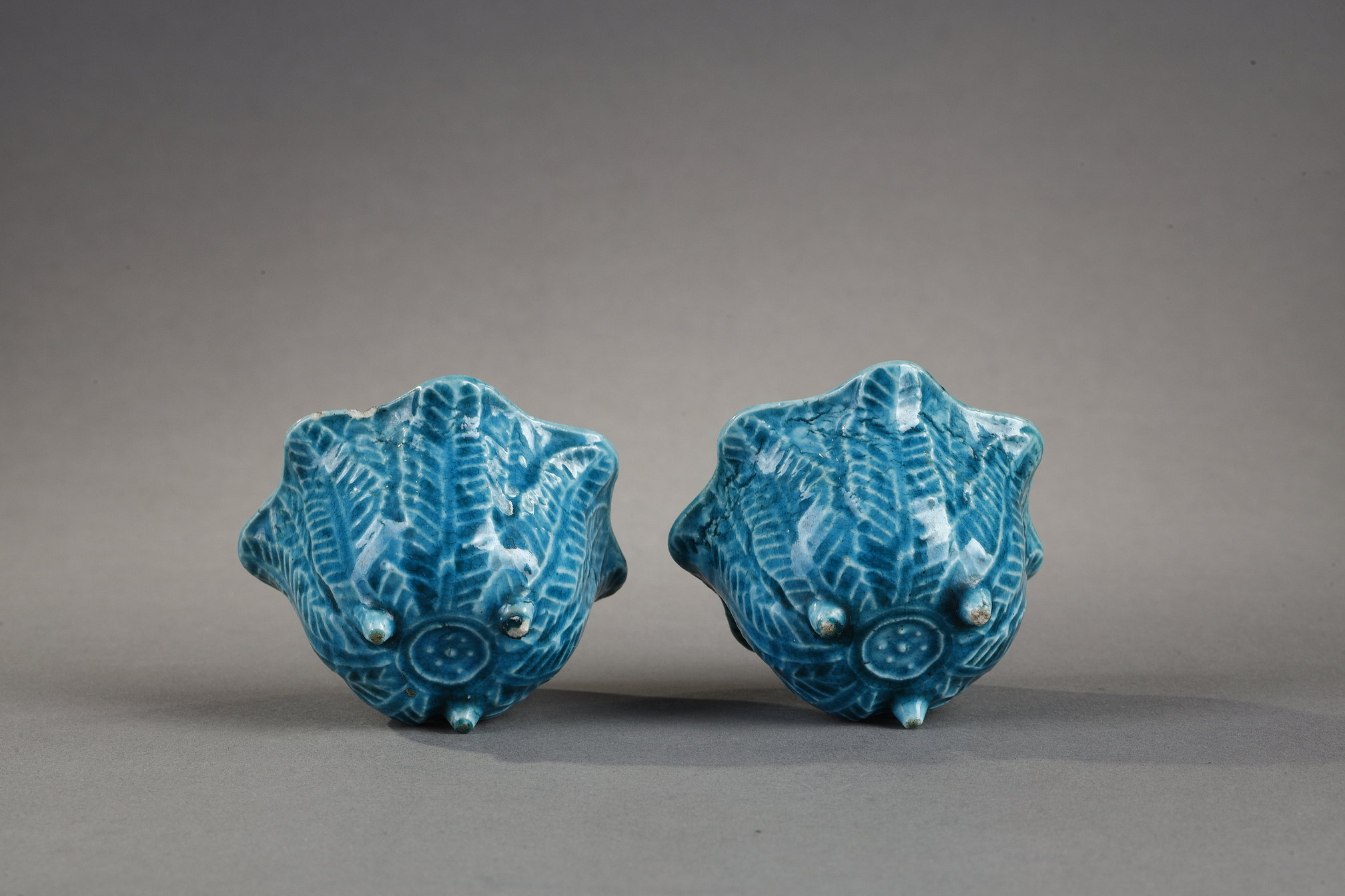 Blue White : Pair of small cups (for scholar) in turquoise blue enameled biscuit in the shape of a cabbage 
Kangxi Period 1662/1722
H3,5cm