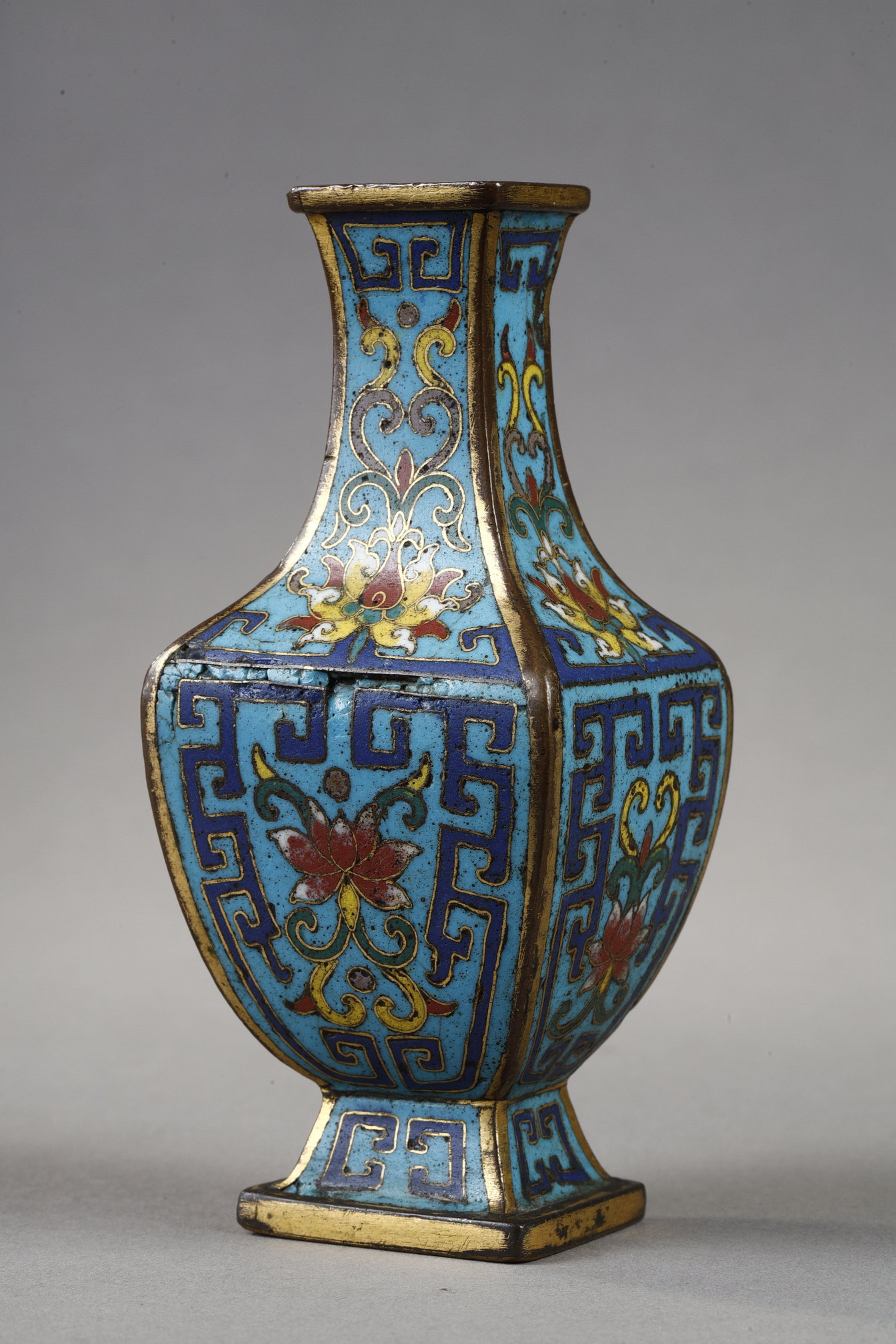 Objets d'art : Rare petit vase en email cloisonné sur bronze à quatre cotés - Chine Epoque Qianlong 1736/1795
