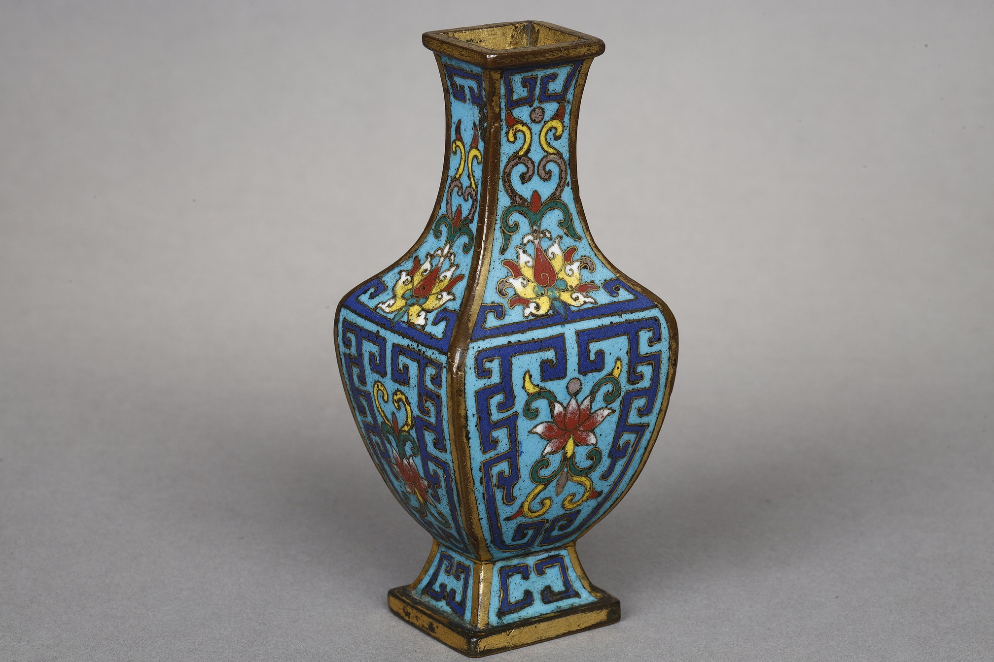 Objets d'art : Rare petit vase en email cloisonné sur bronze à quatre cotés - Chine Epoque Qianlong 1736/1795