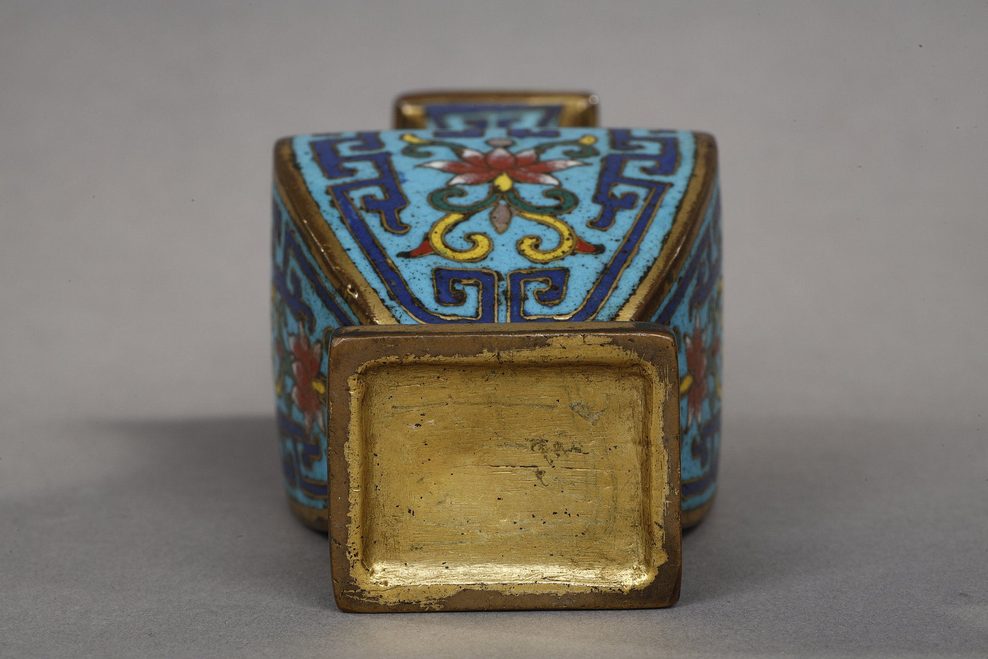 Objets d'art : Rare petit vase en email cloisonné sur bronze à quatre cotés - Chine Epoque Qianlong 1736/1795