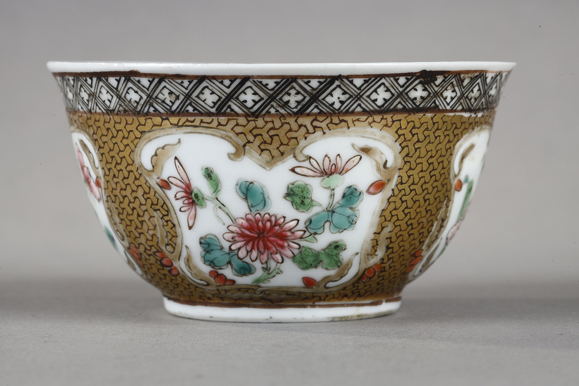 Polychrome : Cup and saucer fine porcelain " Famille rose"  - Chine epoque Yongzheng 1723/1735