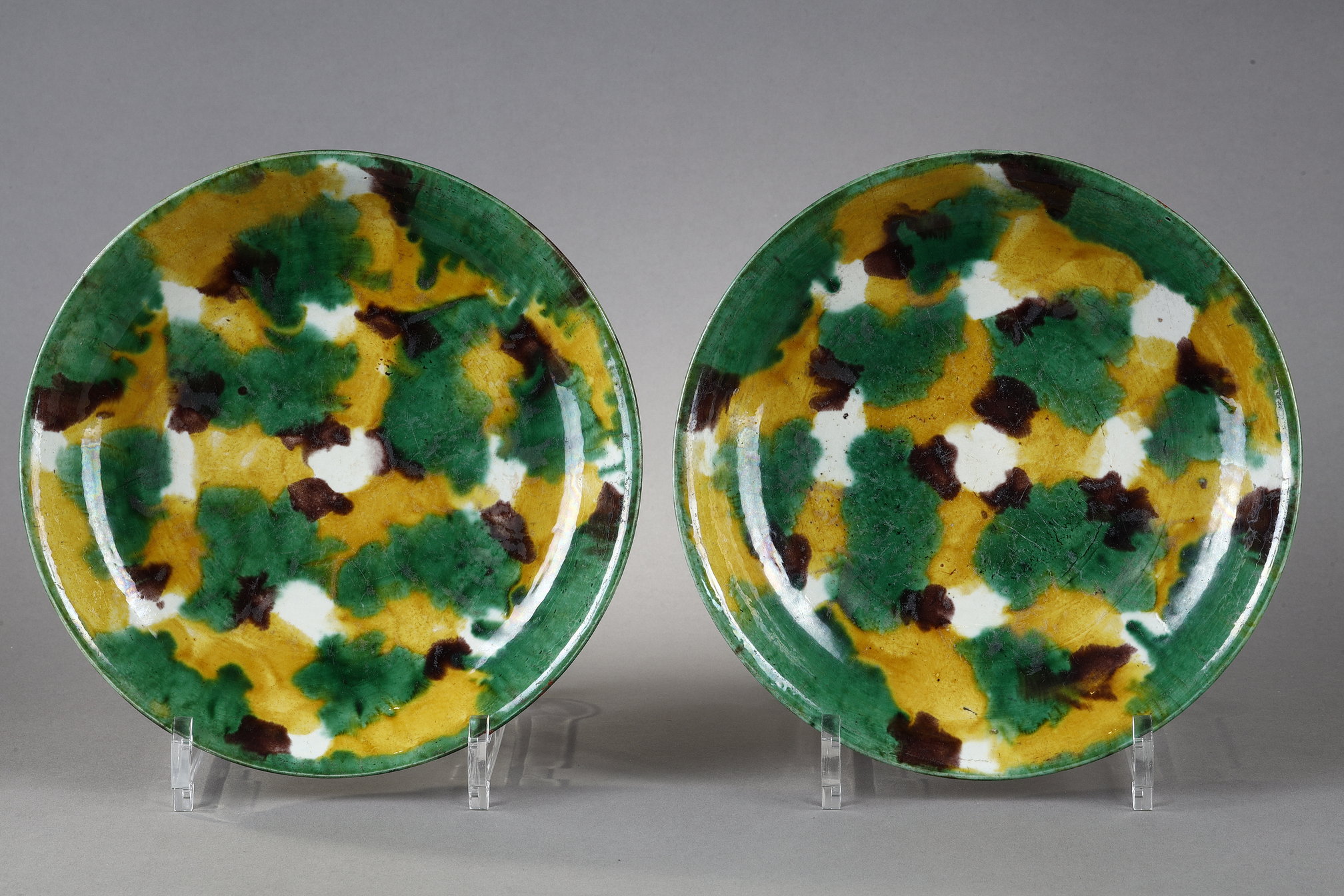 Polychrome : Pair of enameled porcelain cups (sancai) yellow green and  aubergine China period Kangxi 1662/1722