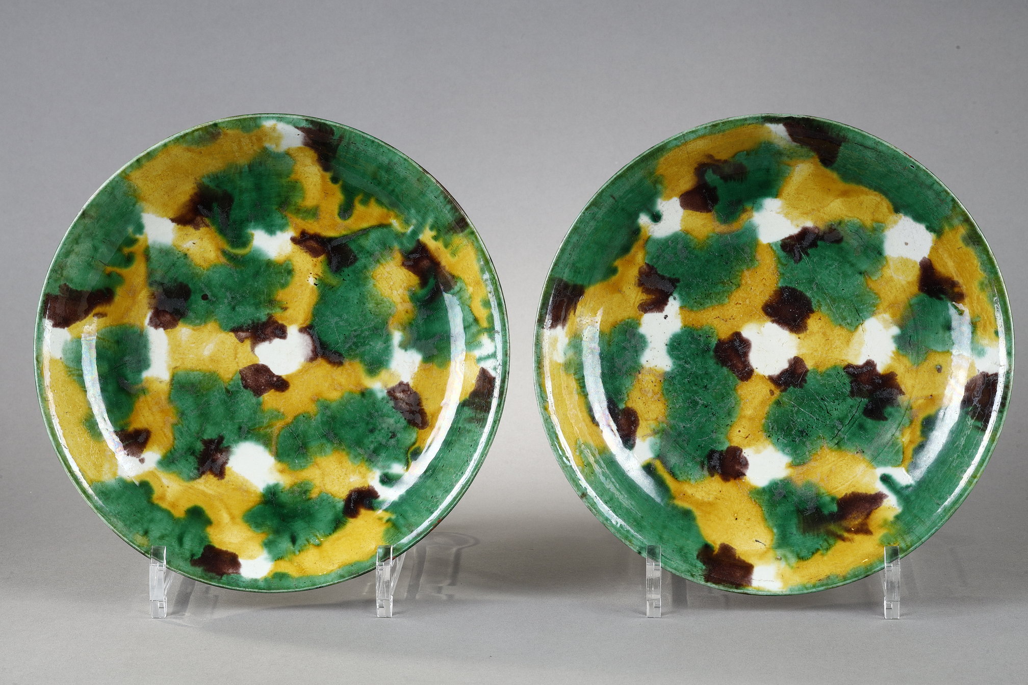 Polychrome : Pair of enameled porcelain cups (sancai) yellow green and  aubergine China period Kangxi 1662/1722