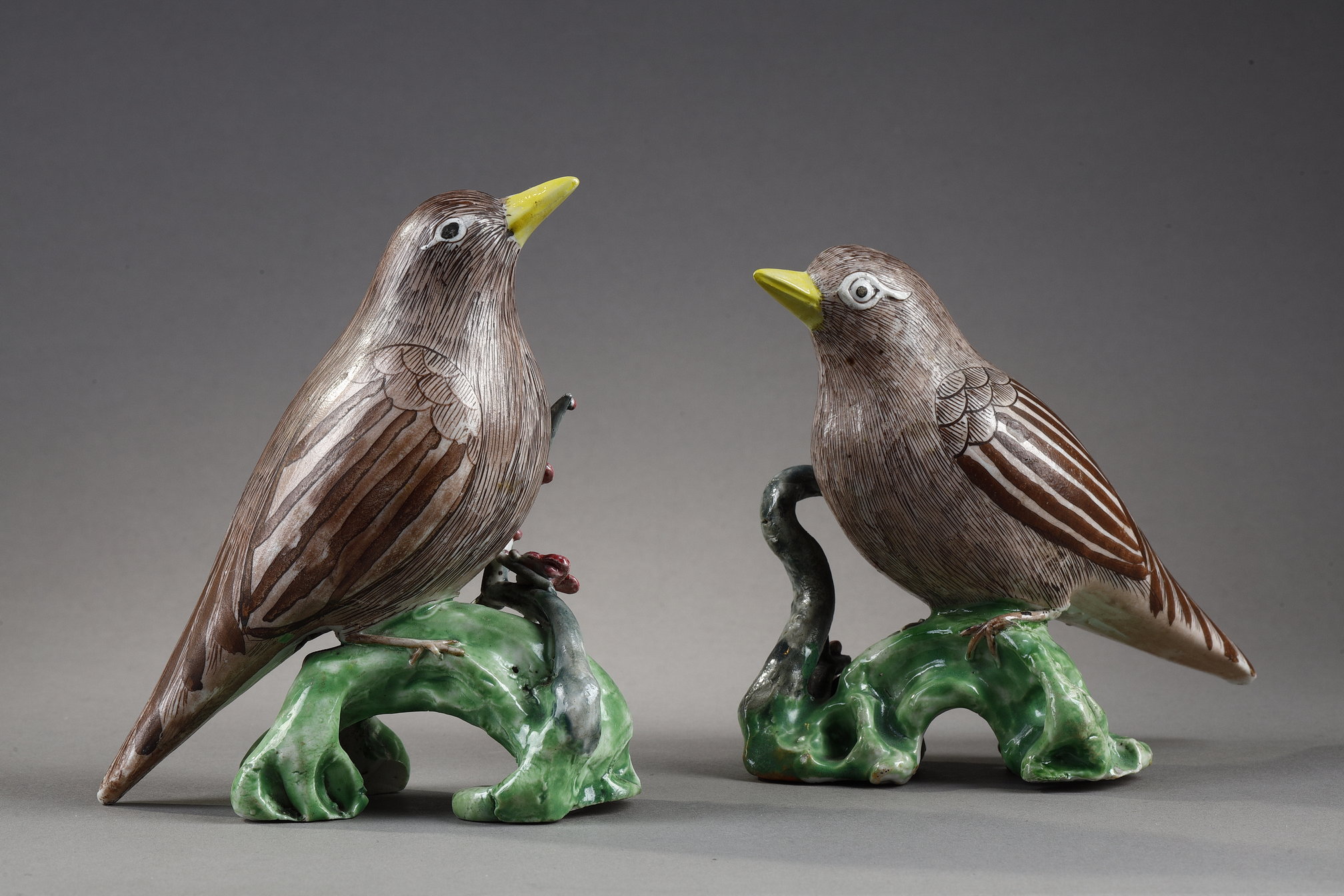 Polychrome : pair of figures of birds perched on blooming  prunus branches Porcelain  from the  Famille Rose - China period Qianlong 1736/1795
H 13cm