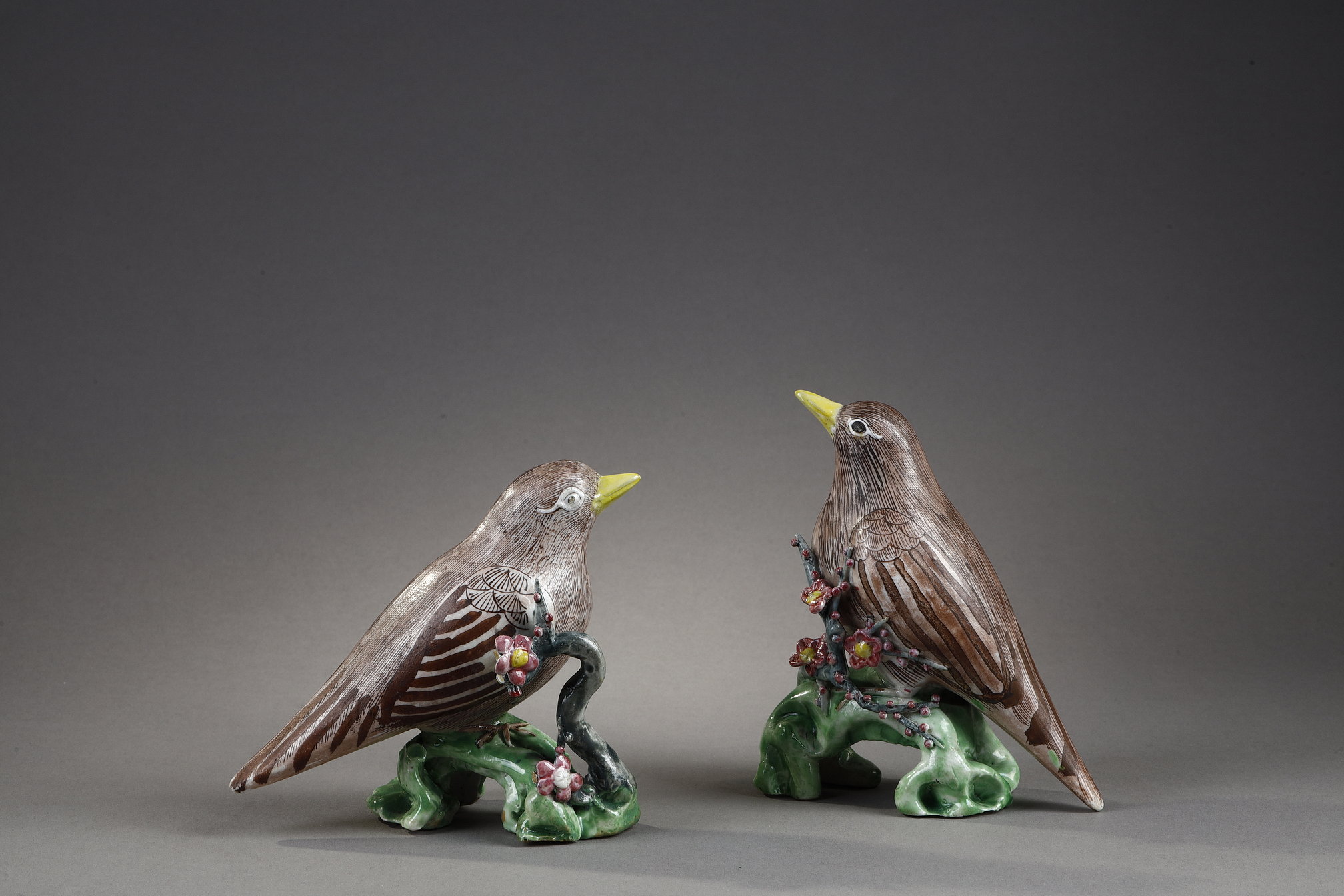 Polychrome : pair of figures of birds perched on blooming  prunus branches Porcelain  from the  Famille Rose - China period Qianlong 1736/1795
H 13cm