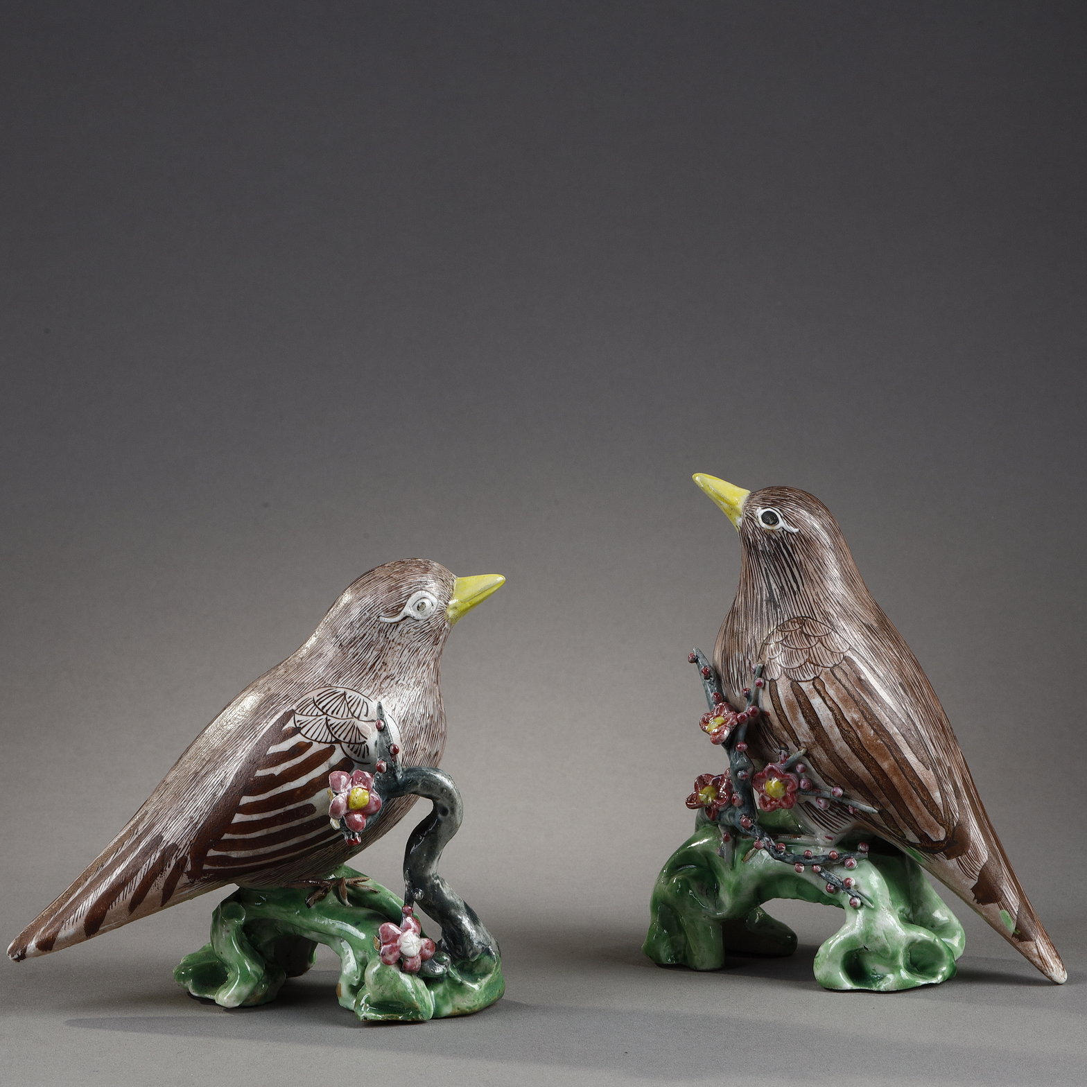 Polychrome : pair of figures of birds perched on blooming  prunus branches Porcelain  from the  Famille Rose - China period Qianlong 1736/1795
H 13cm