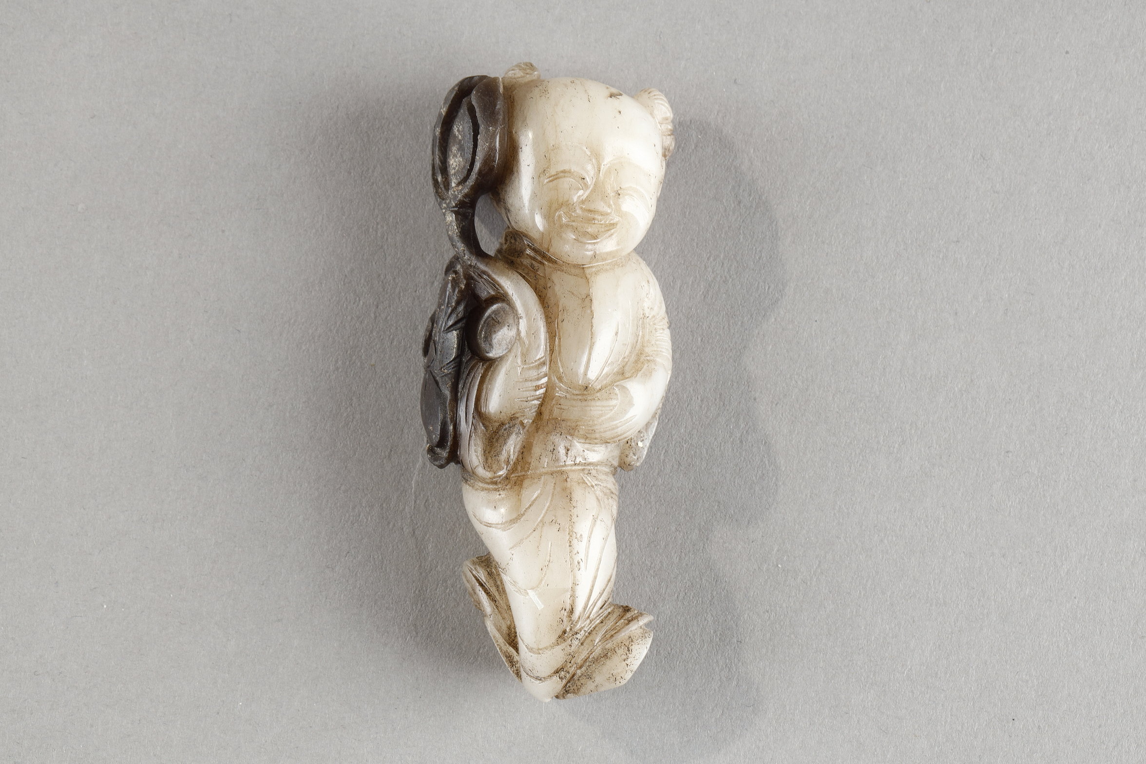 Works of Art : small hoho in green and dark brown jade -China period Ming 