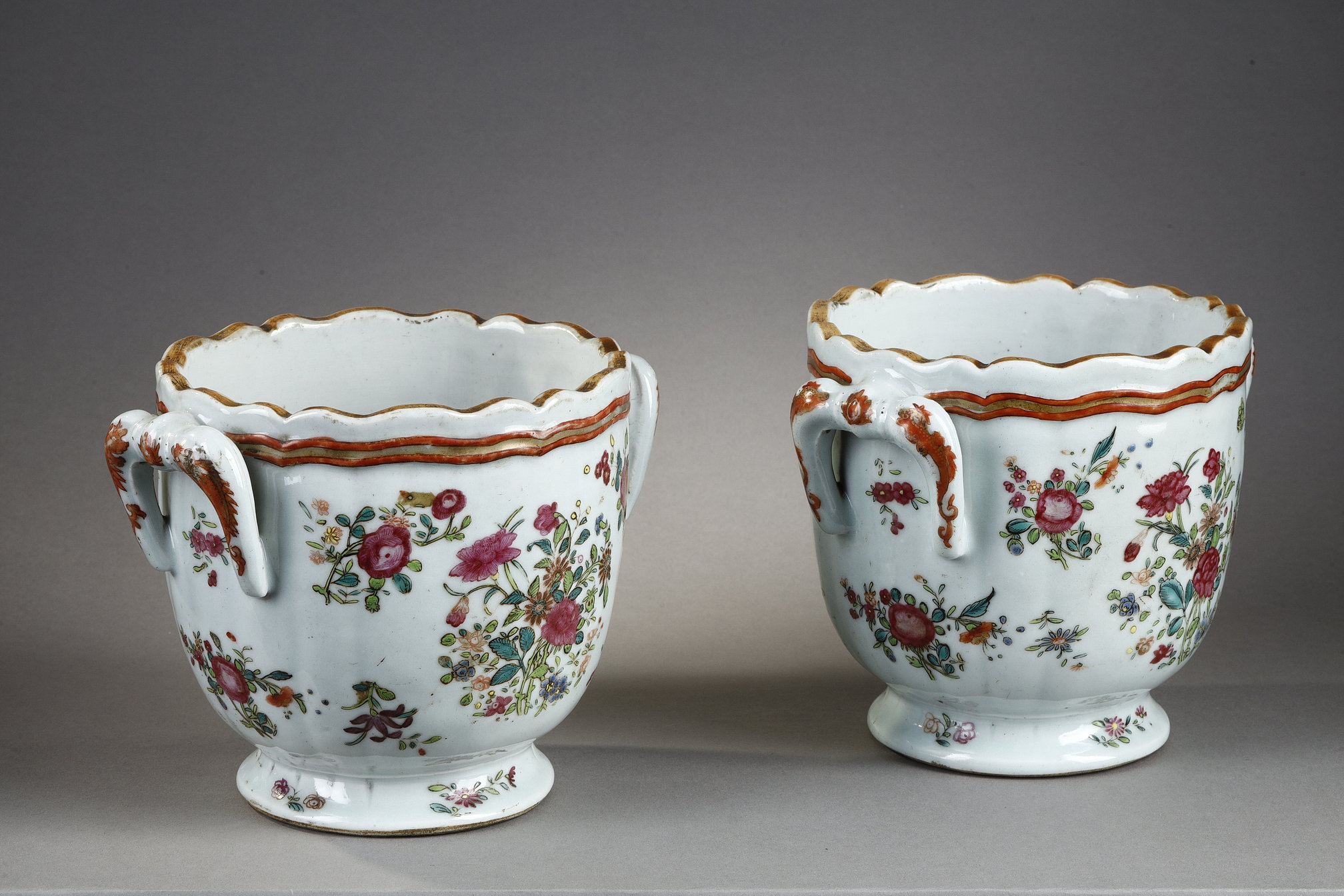 Polychrome : Pair of porcelain enameled coolers in polychrome with many flowers - 
China, Qianlong period 1736/1795 around 1770 
H 15cm Diam 15cm