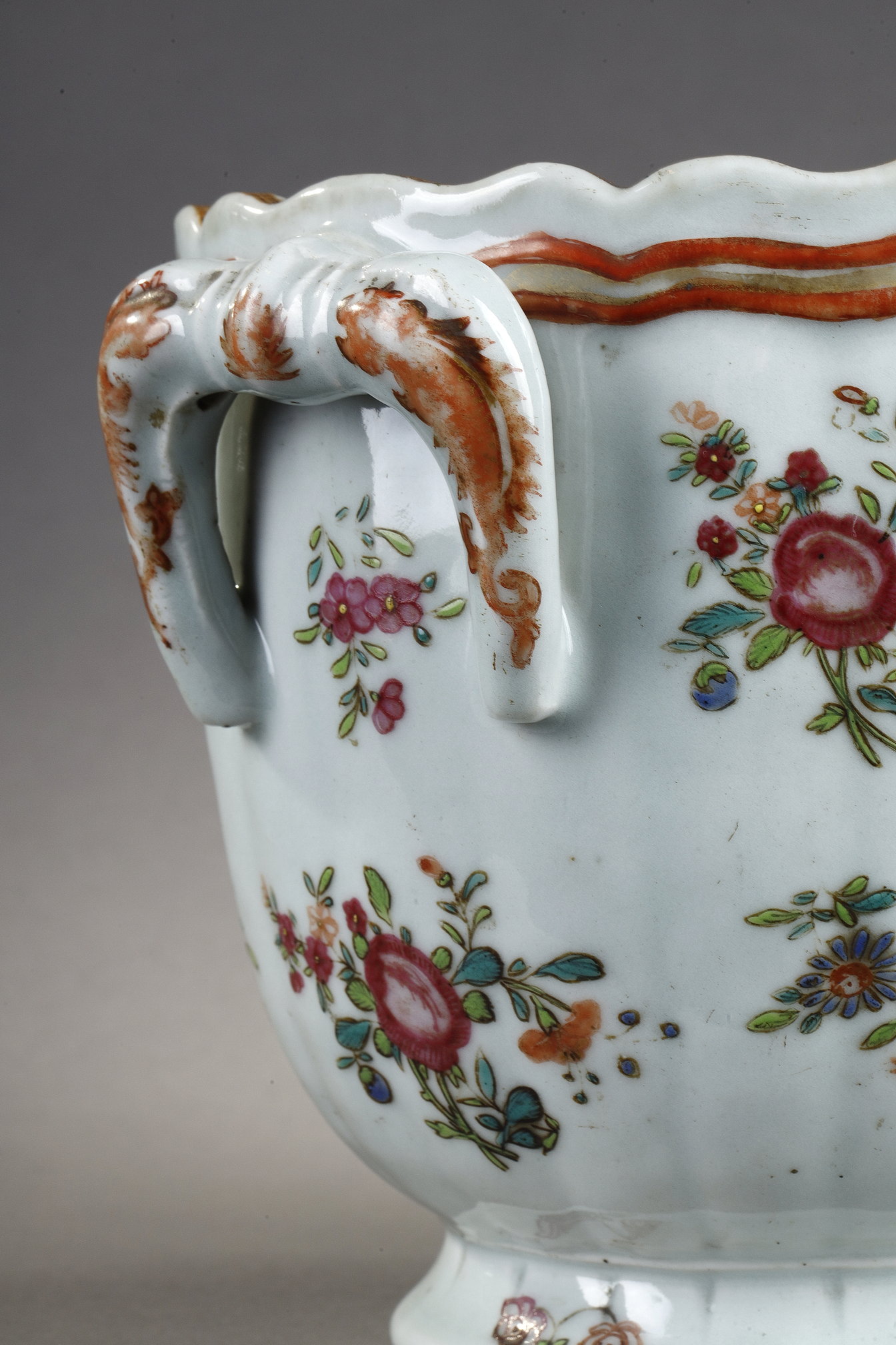 Polychrome : Pair of porcelain enameled coolers in polychrome with many flowers - 
China, Qianlong period 1736/1795 around 1770 
H 15cm Diam 15cm