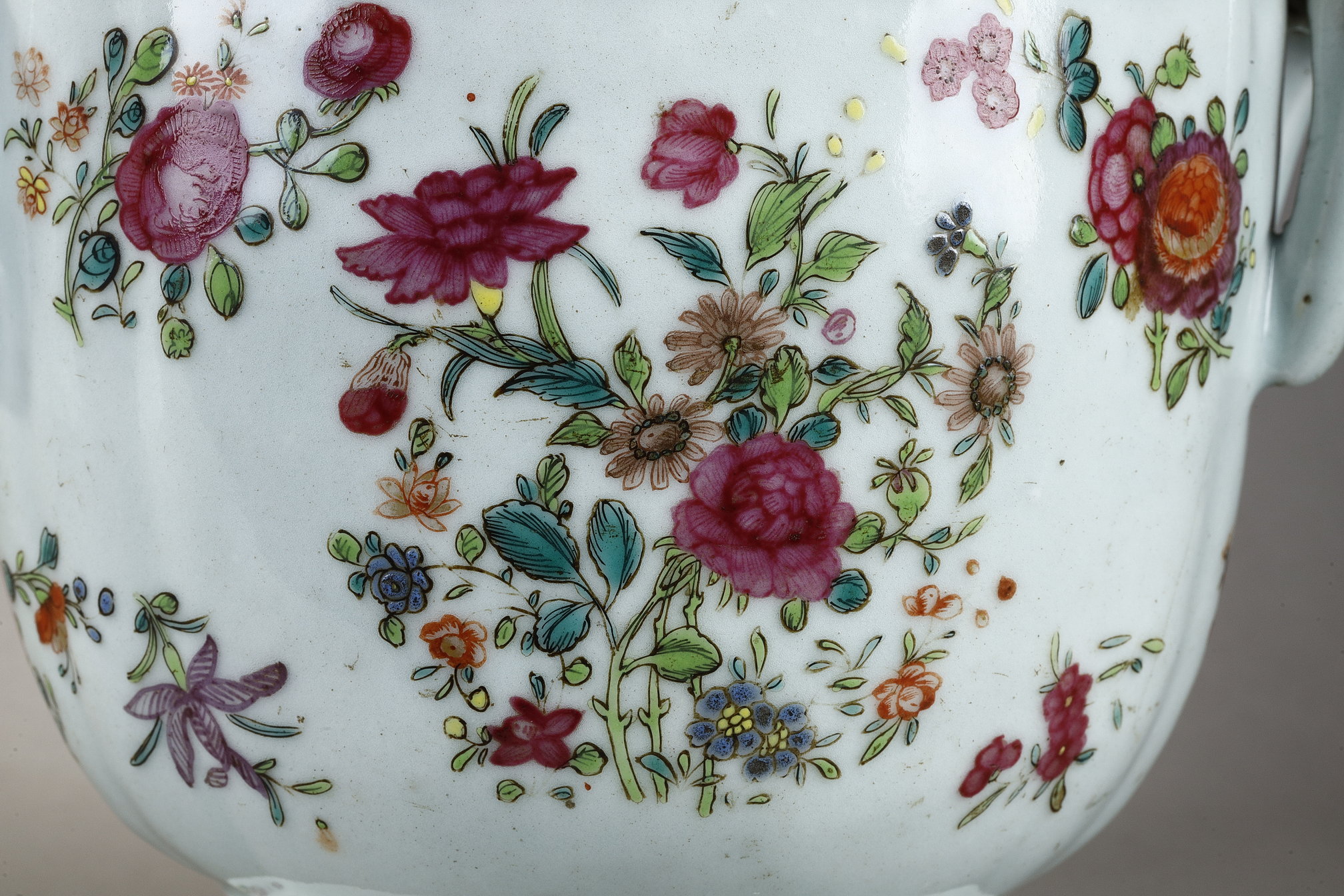 Polychrome : Pair of porcelain enameled coolers in polychrome with many flowers - 
China, Qianlong period 1736/1795 around 1770 
H 15cm Diam 15cm