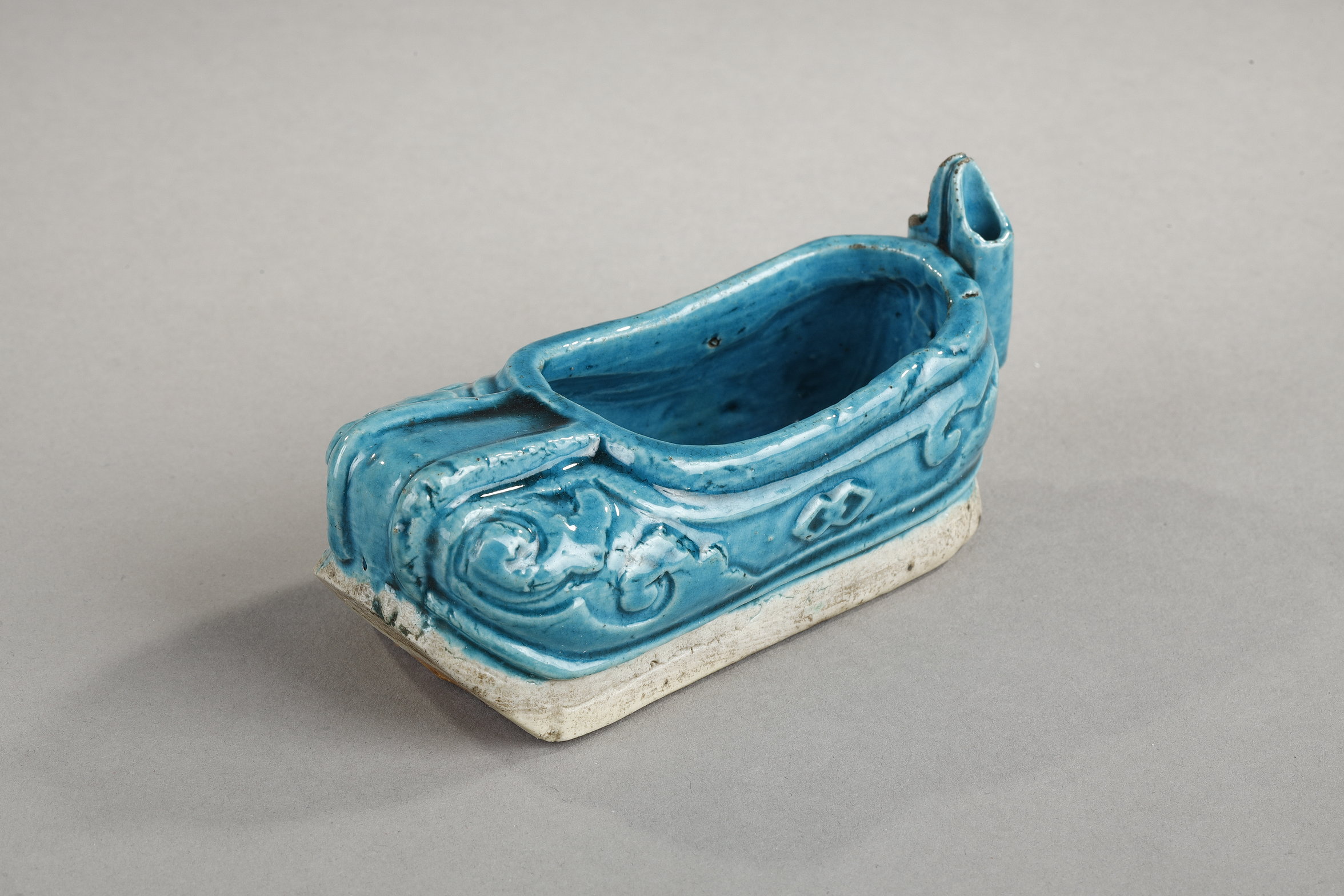 Blue White : Shoe in turquoise blue enameled biscuit and incised.
Brush washer  and hold incense chopsticks -
China Kangxi 1662/1722