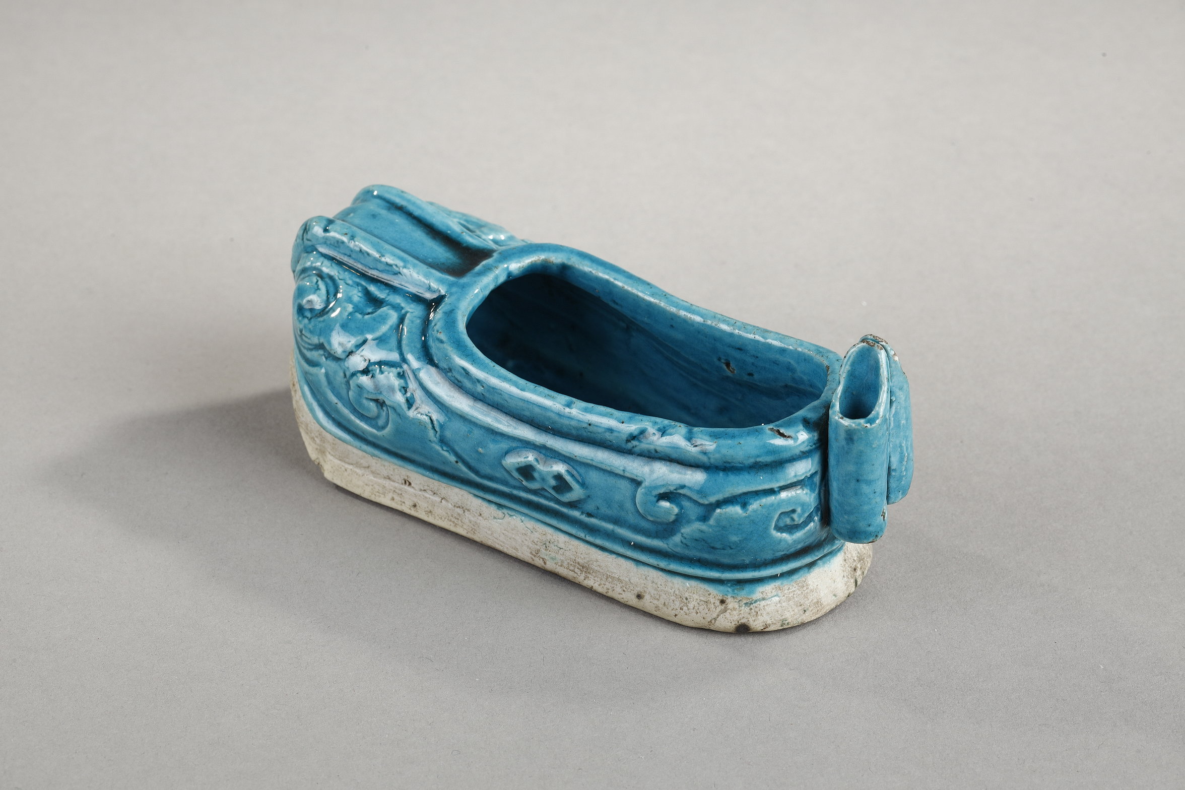 Blue White : Shoe in turquoise blue enameled biscuit and incised.
Brush washer  and hold incense chopsticks -
China Kangxi 1662/1722
