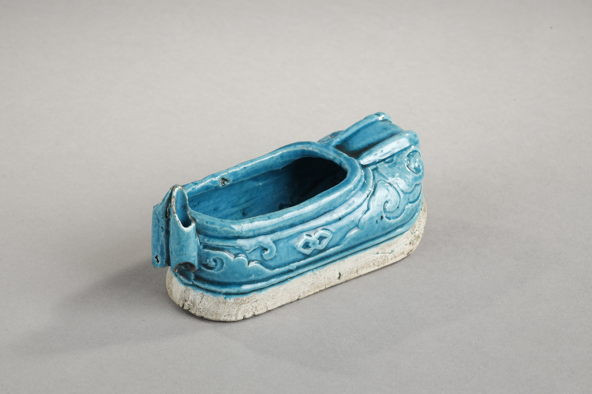 Blue White : Shoe in turquoise blue enameled biscuit and incised.
Brush washer  and hold incense chopsticks -
China Kangxi 1662/1722