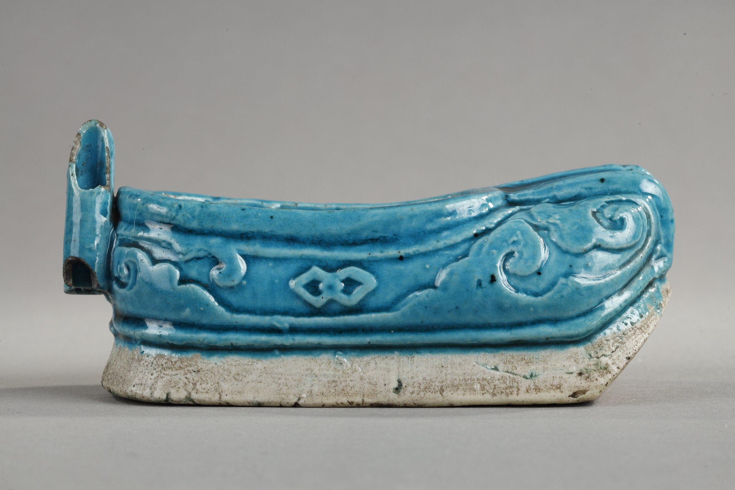 Blue White : Shoe in turquoise blue enameled biscuit and incised.
Brush washer  and hold incense chopsticks -
China Kangxi 1662/1722