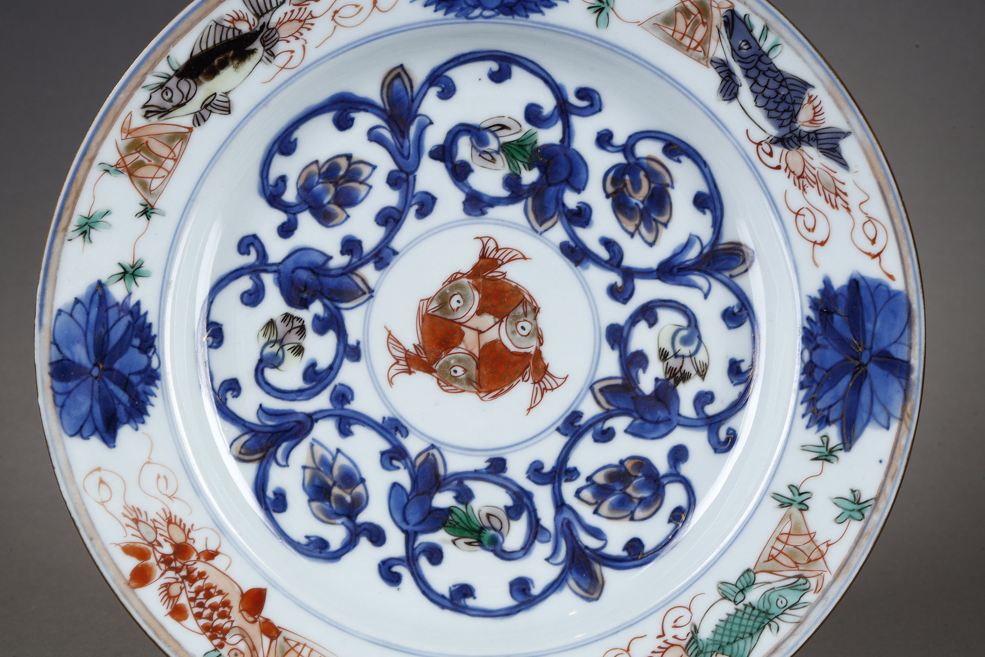Polychrome : Dish (pair)  porcelain "Famille verte" and underglaze blue  decorated with fish  - Kangxi period  about 1715 