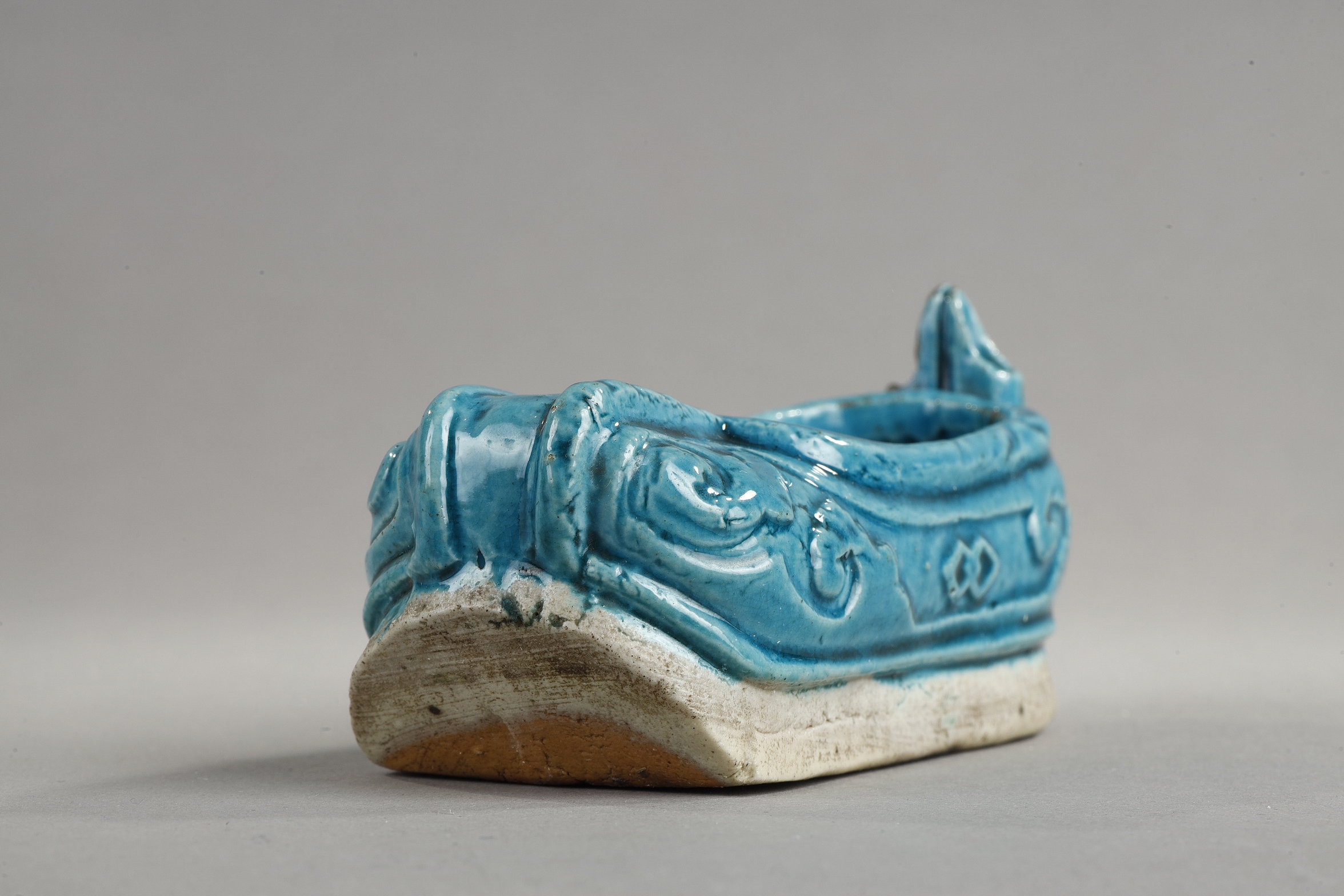 Blue White : Shoe in turquoise blue enameled biscuit and incised.
Brush washer  and hold incense chopsticks -
China Kangxi 1662/1722