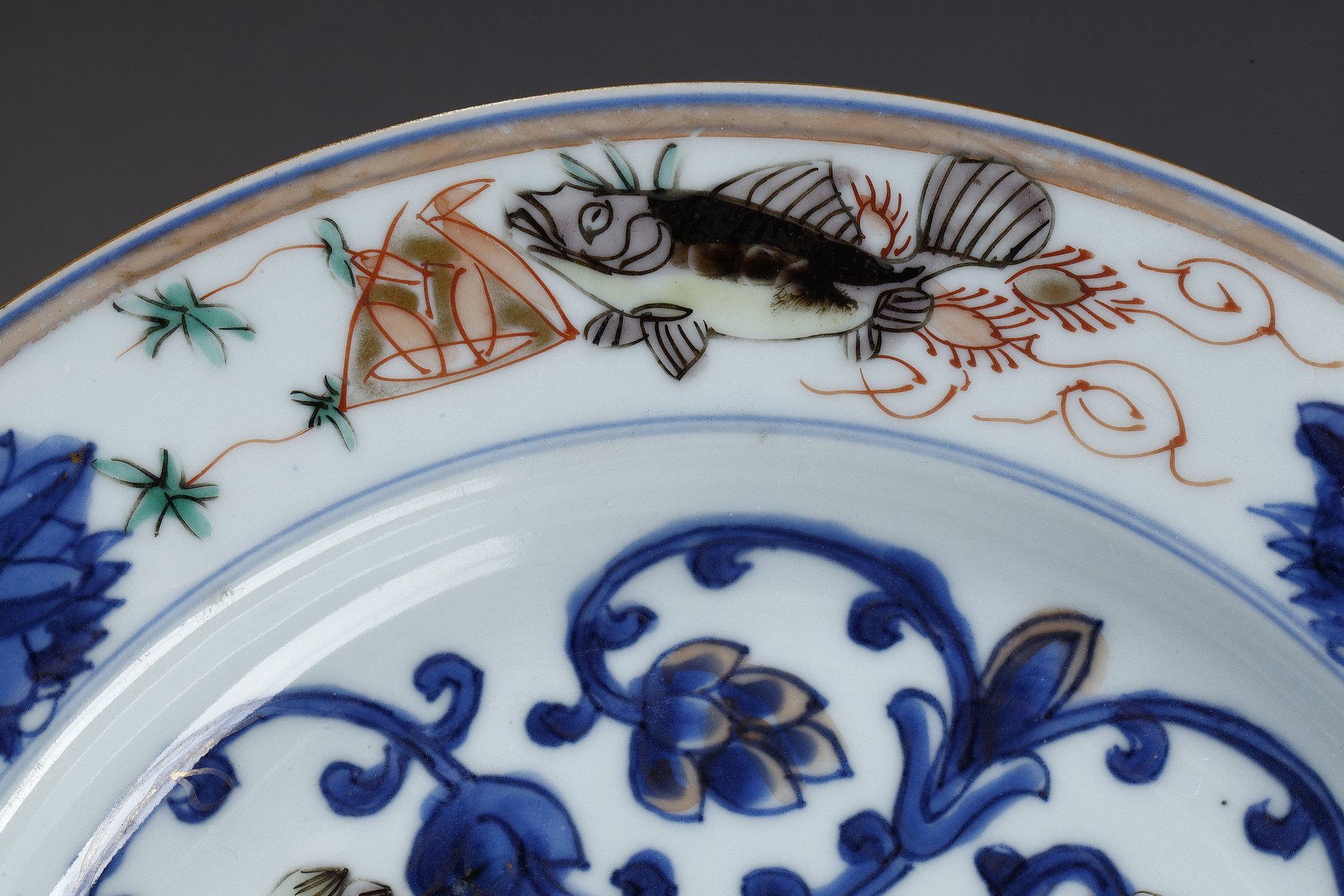 Polychrome : Dish (pair)  porcelain "Famille verte" and underglaze blue  decorated with fish  - Kangxi period  about 1715 